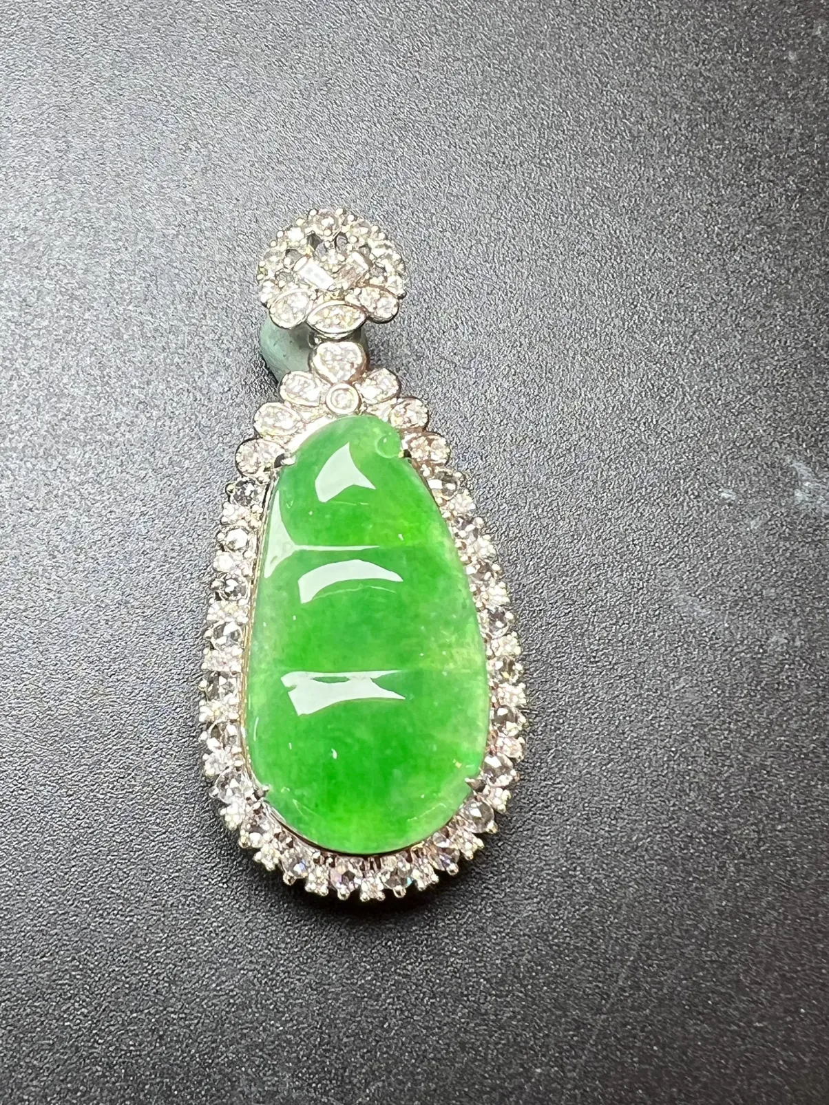 满绿福豆整体尺寸39.2**18.5*10.2 裸石尺寸23.5*13*2.8