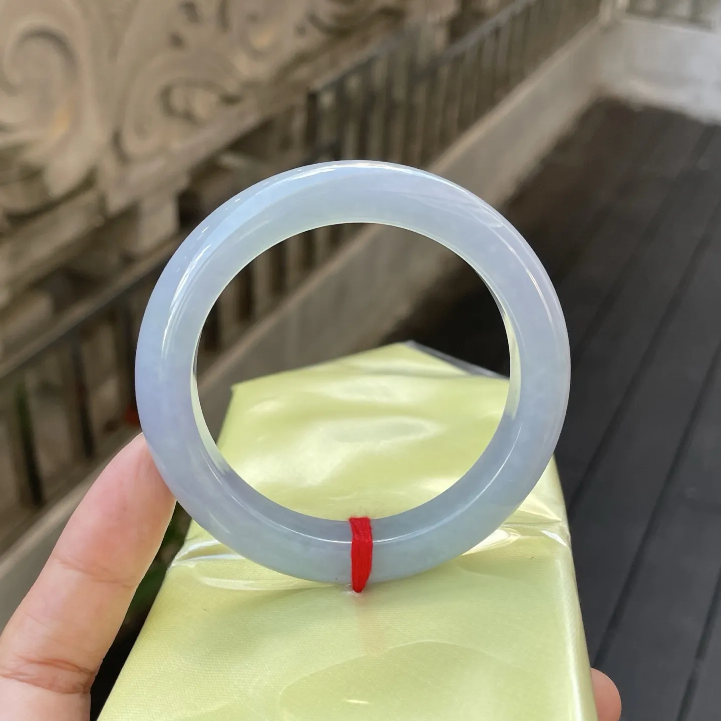 55圈口️
茄紫，浅淡的色泽如晨曦中氤氲的烟岚，温润通透，静静卧于掌心，仿佛藏着一段温婉含蓄的时光秘语