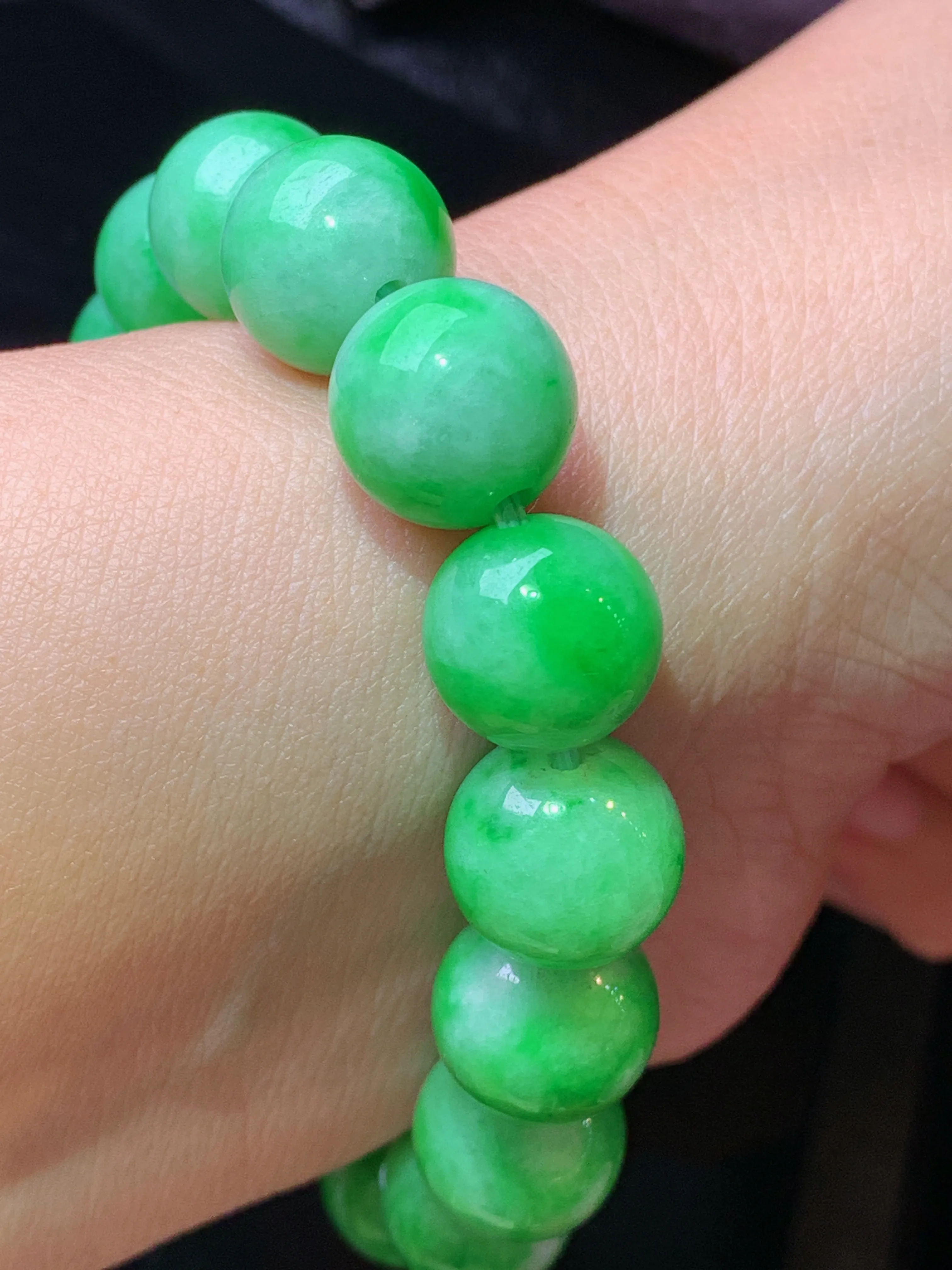 果绿圆珠手链 玉质细腻 色泽清新艳丽 整体尺寸12.2
