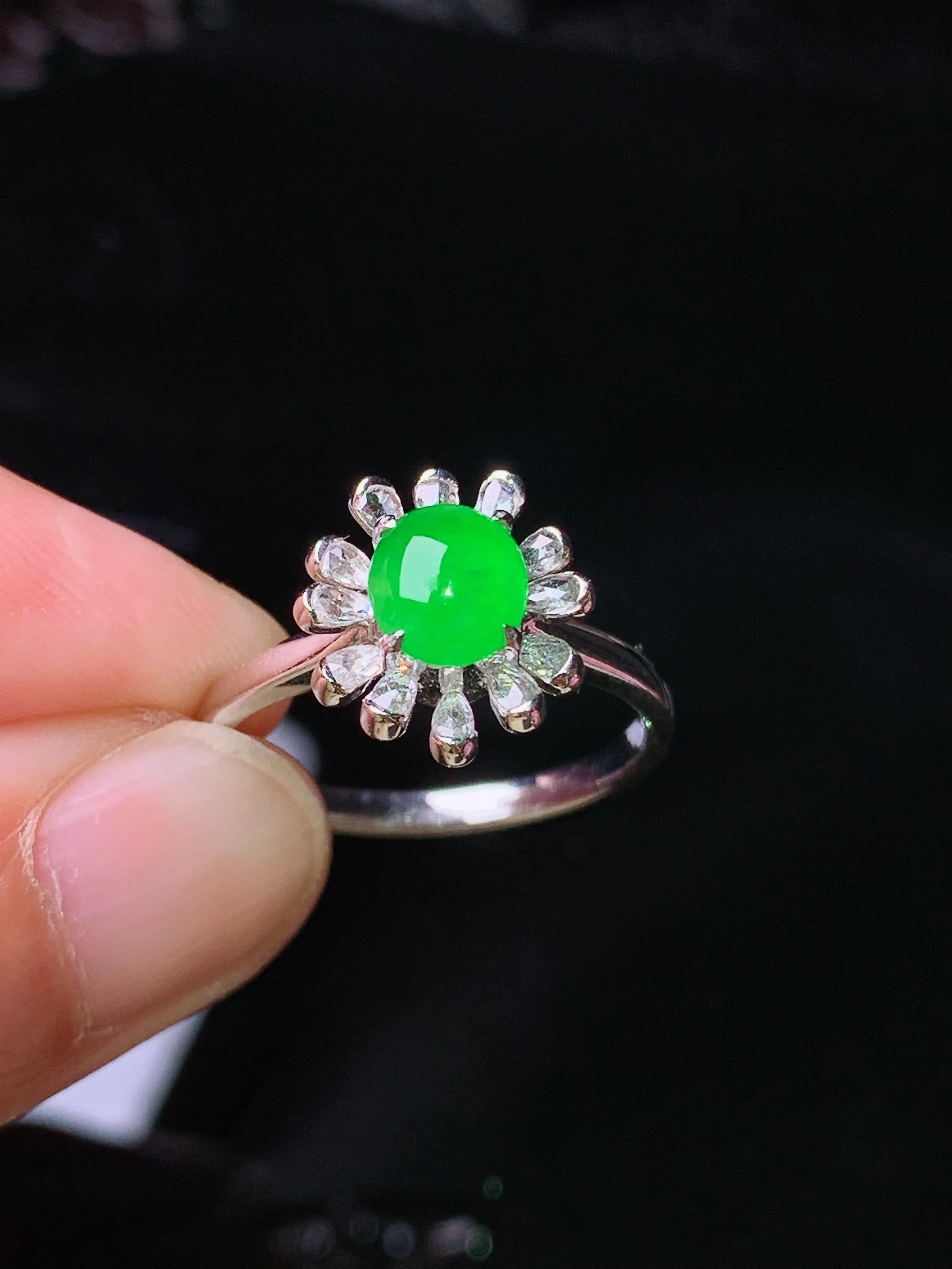 18k金钻镶嵌满绿蛋面 玉质细腻 色泽艳丽清新 圈口14.5 整体尺寸11.7*11*8