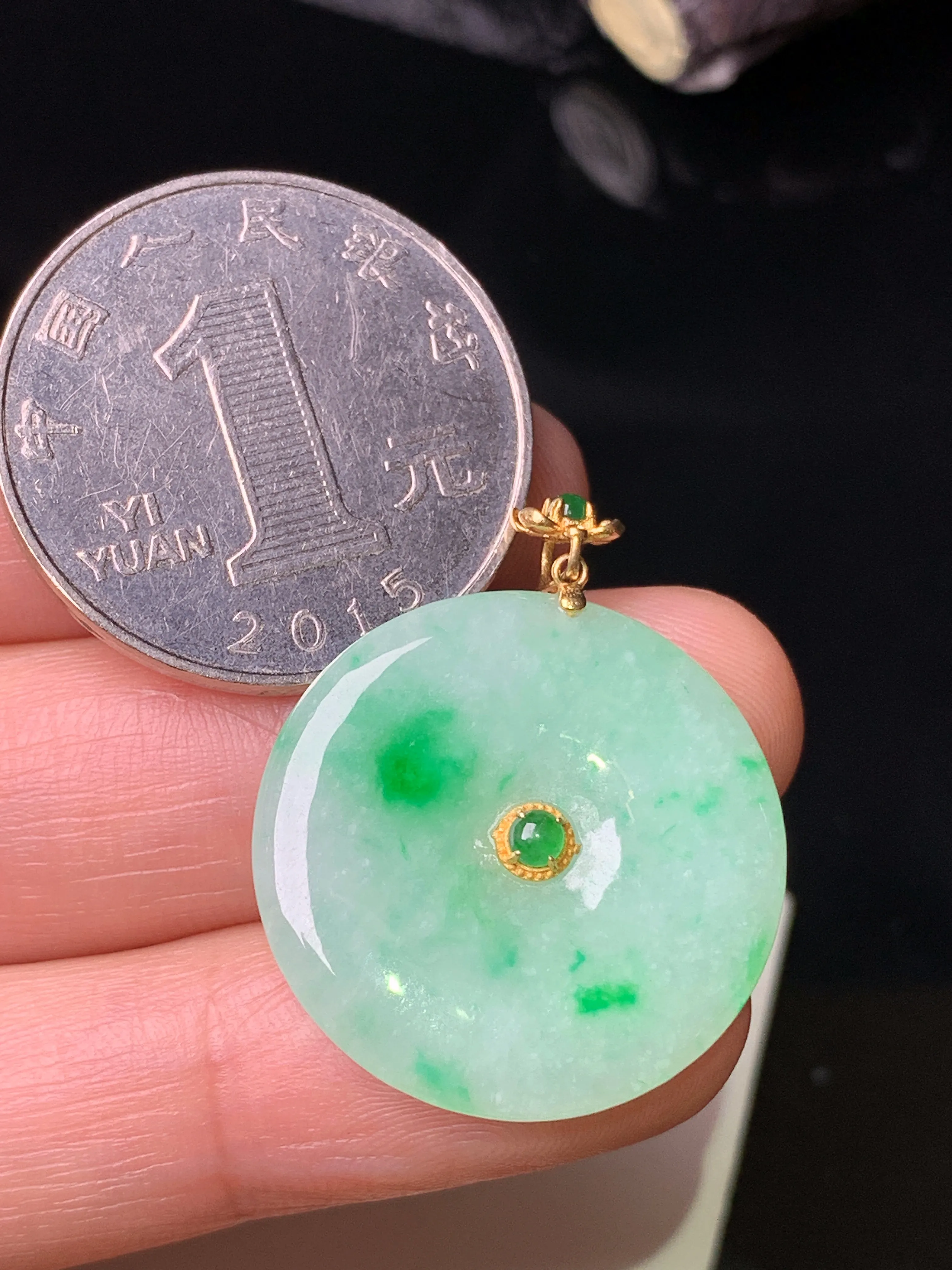 18k金镶嵌飘绿平安扣吊坠 玉质细腻 色泽清新艳丽 整体尺寸29.3*23.3*3