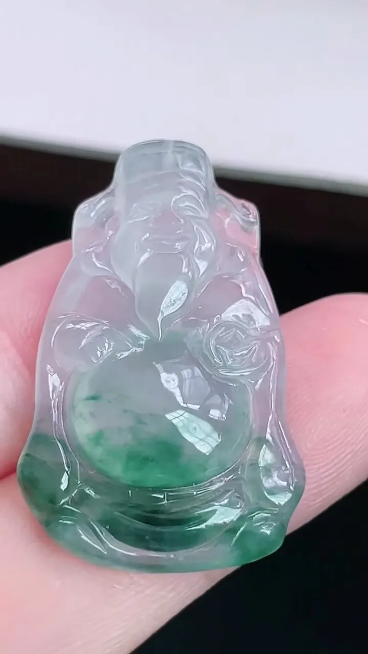 【翡翠名称】老坑种冰飘花财神爷翡翠吊坠
【翡翠尺寸】31.4/19.8/4.3mm
【翡翠描述】宝贝种老水足，玉质细腻，色泽靓丽，性价比高，佩戴效果好！
【其它赠送】权威证书/精美挂绳/盒子/支持全国复检(七天无理由退换货买家只须付来回邮费即可）