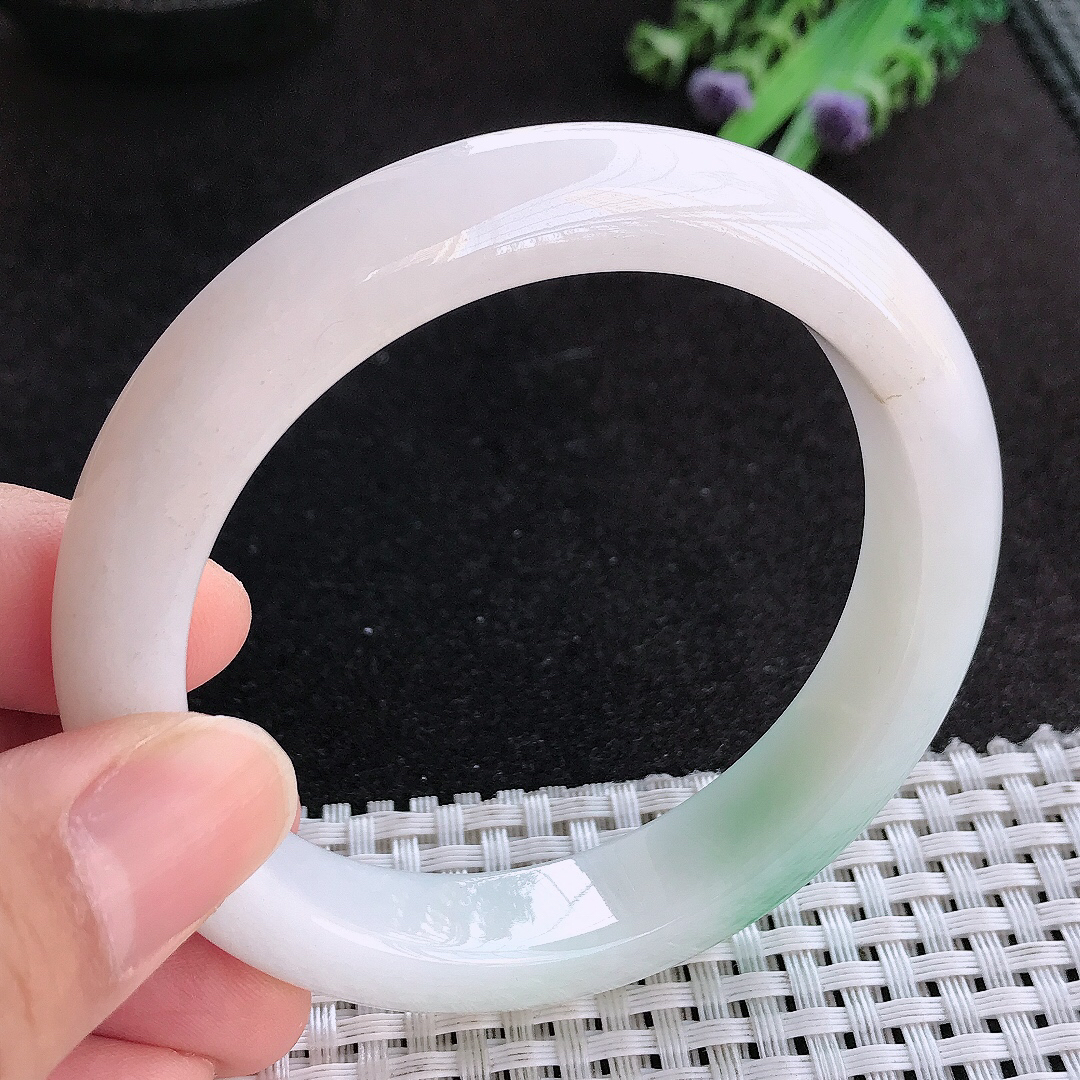 天然a货翡翠57/12.1/9老坑精美温润飘绿手镯宽边玉手镯