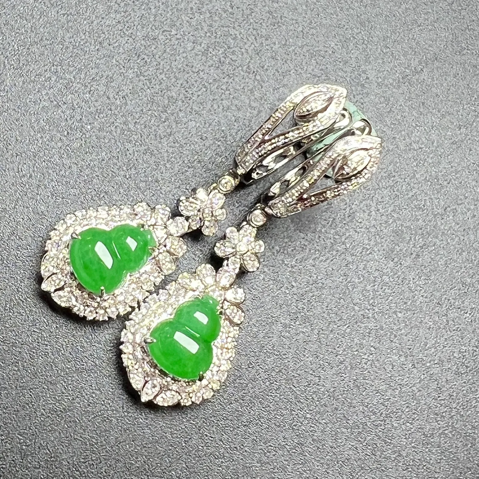 满绿葫芦耳坠整体尺寸38.6*12*7 裸石尺寸8.9*7*2.8