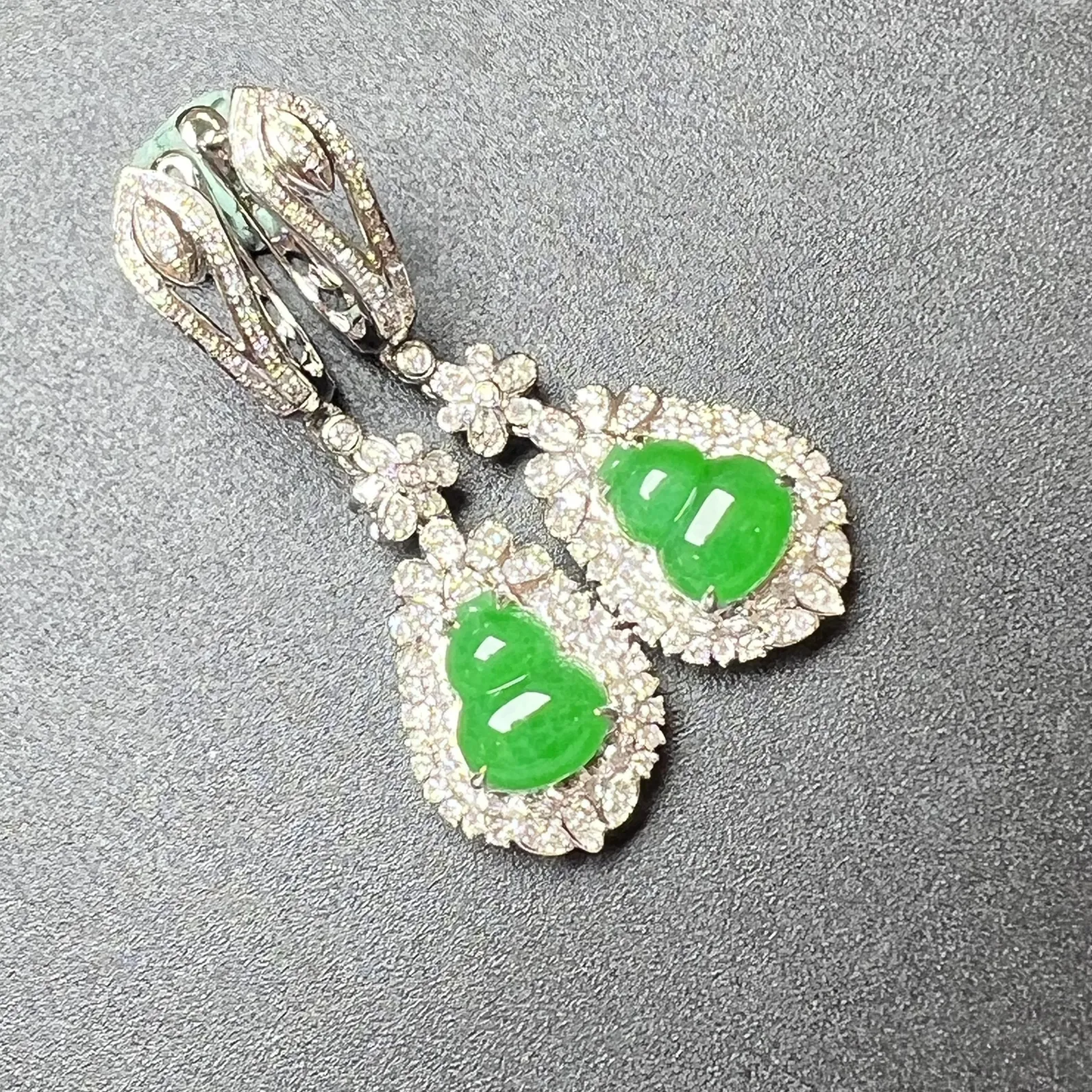 满绿葫芦耳坠整体尺寸38.6*12*7 裸石尺寸8.9*7*2.8