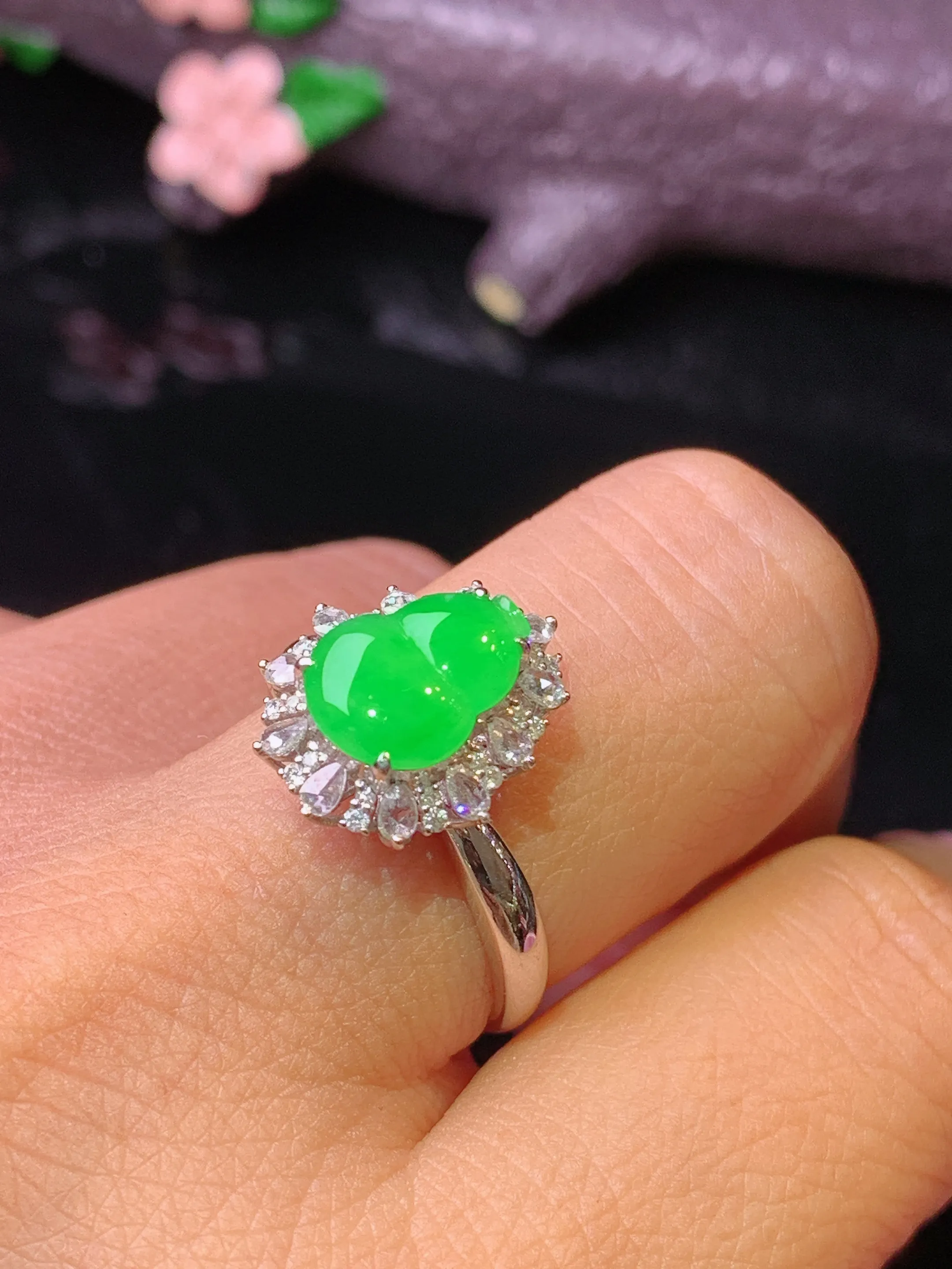 18k金钻镶嵌翠绿葫芦戒指 玉质细腻 色泽艳丽清新 圈口15 整体尺寸14.5*12.3*8.6