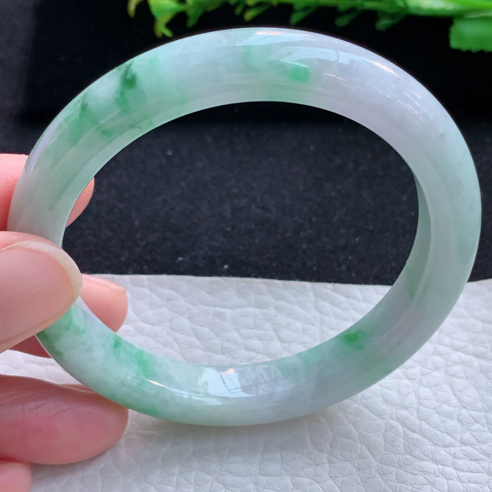 n自然光56*10.8*8.2平安镯 缅甸翡翠a货玉手镯飘绿宽边玉手环 美人镯