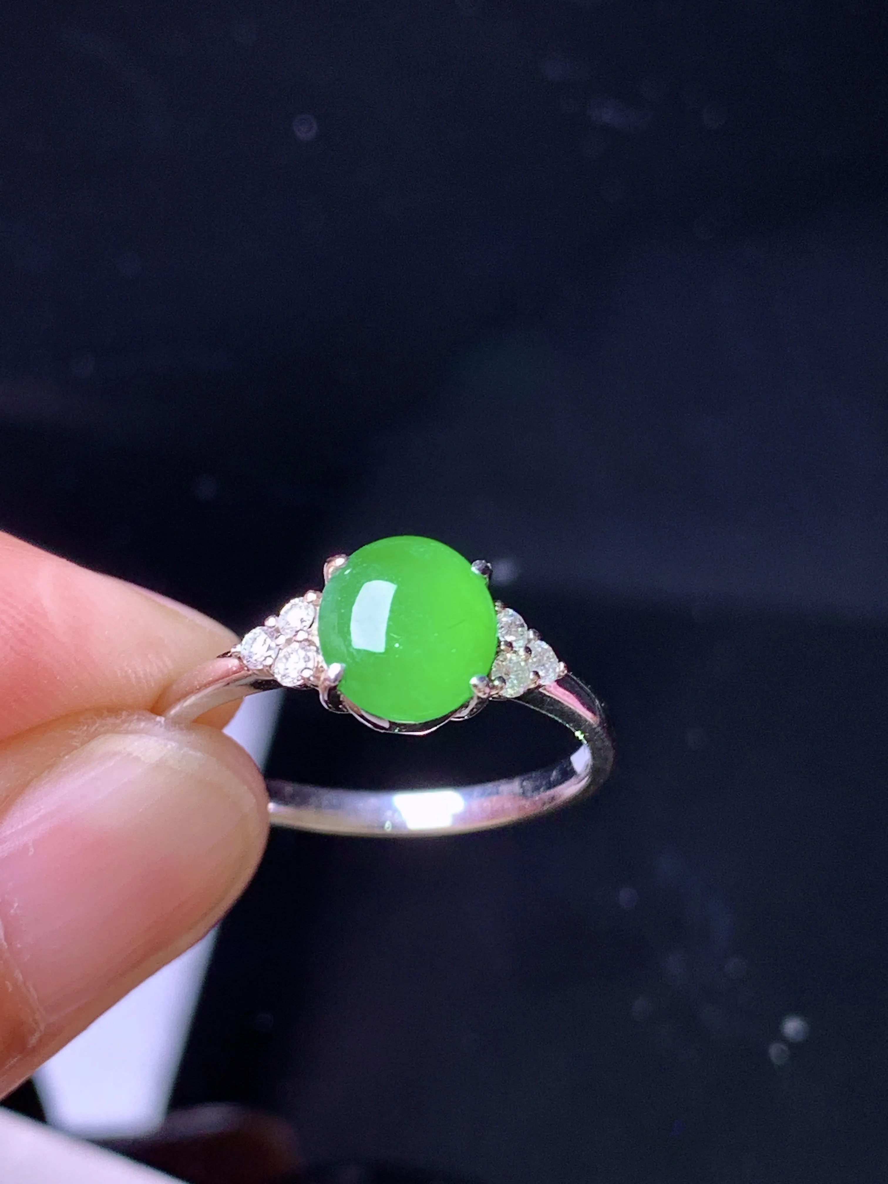 18k金钻镶嵌满绿蛋面戒指 玉质细腻 色泽艳丽清新 圈口13.5 裸石尺寸7.2*6.5*2.8