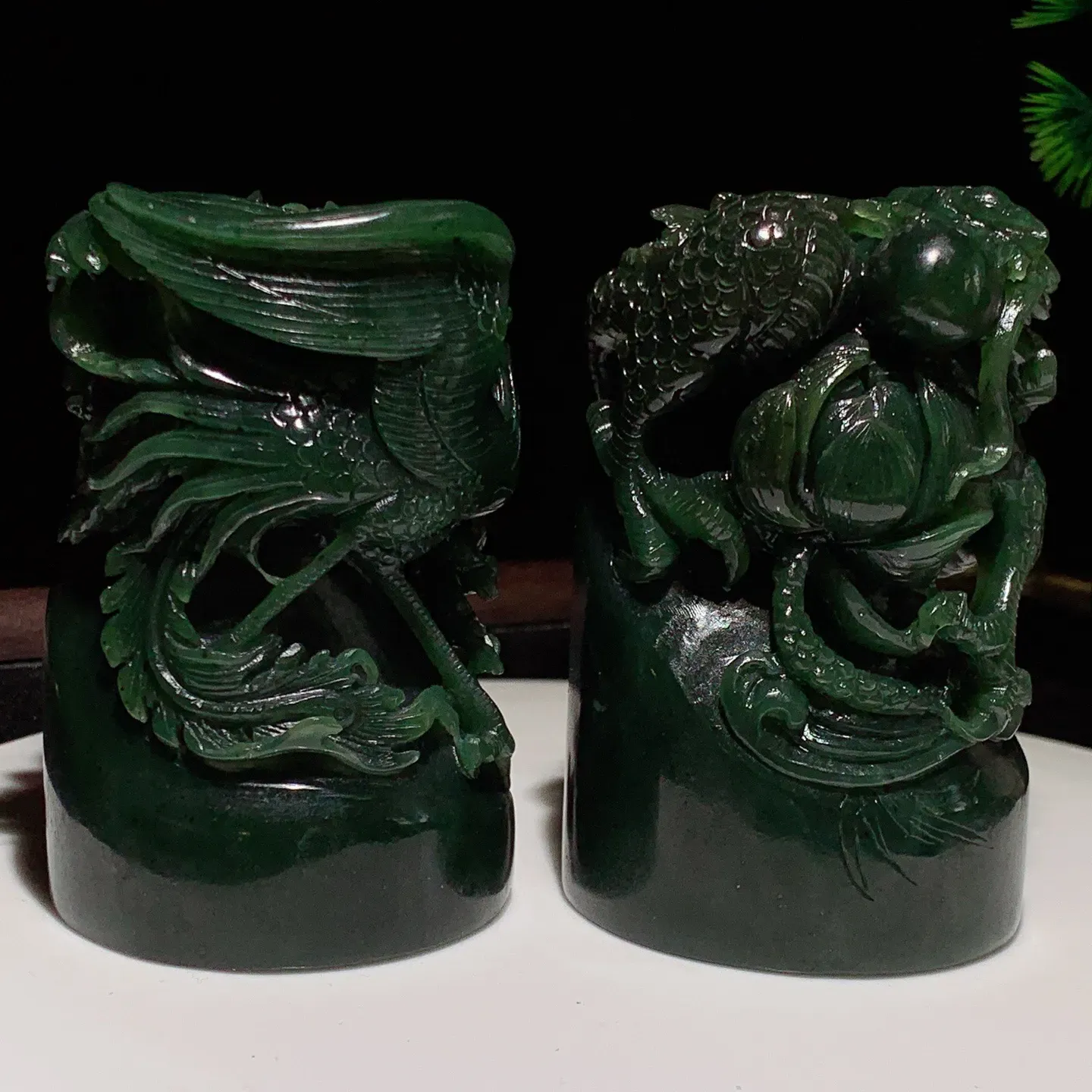 和田玉菠菜绿俄罗斯碧玉龙凤对印章摆件。龙尺寸86/55重460克。凤尺寸81/56重398克。玉质细腻油润。手推出油。品相大气。lt251120