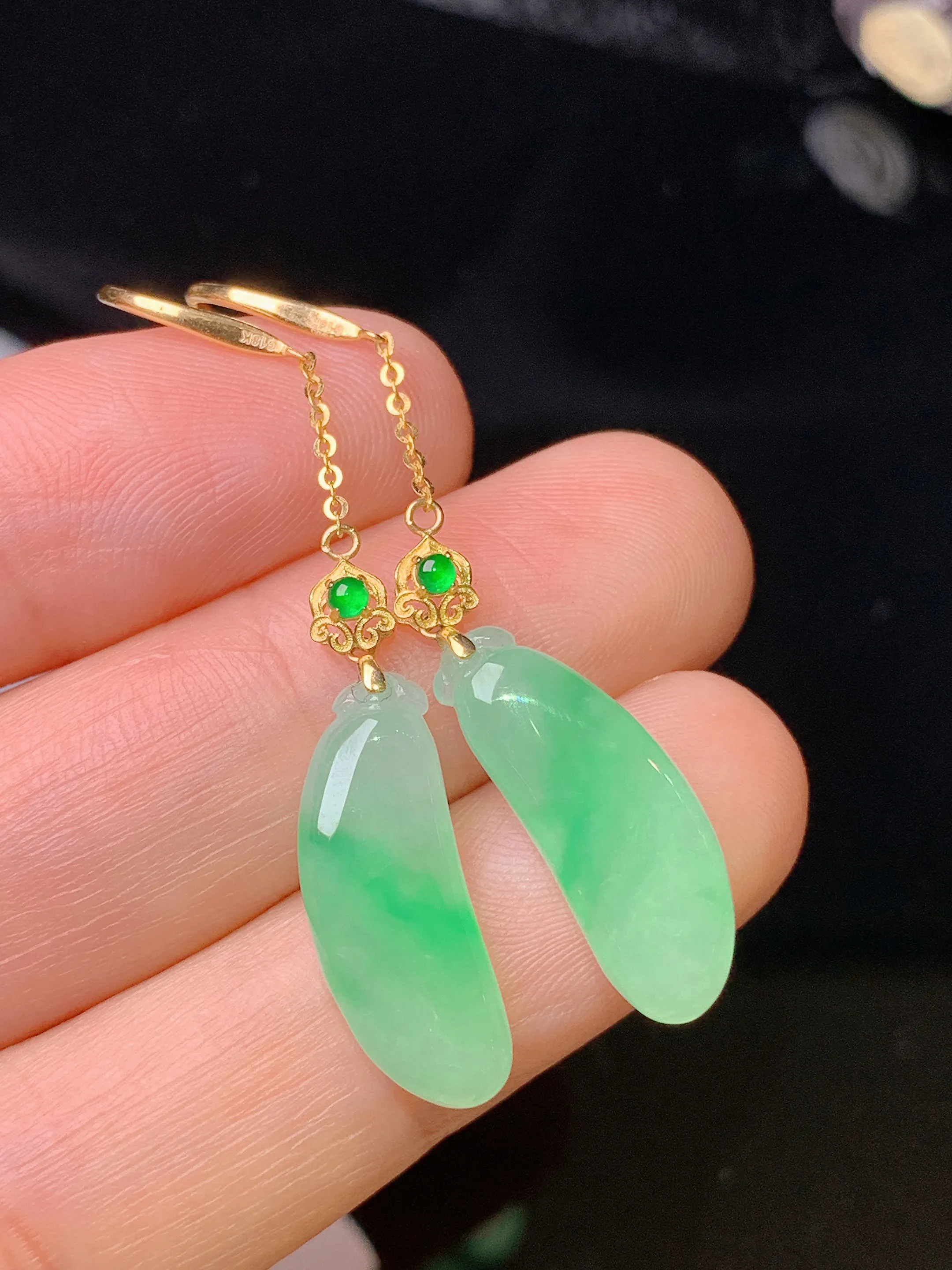 18k金镶嵌翠绿福瓜耳坠 玉质细腻 色泽清新艳丽 整体尺寸48*7.3*3.7
