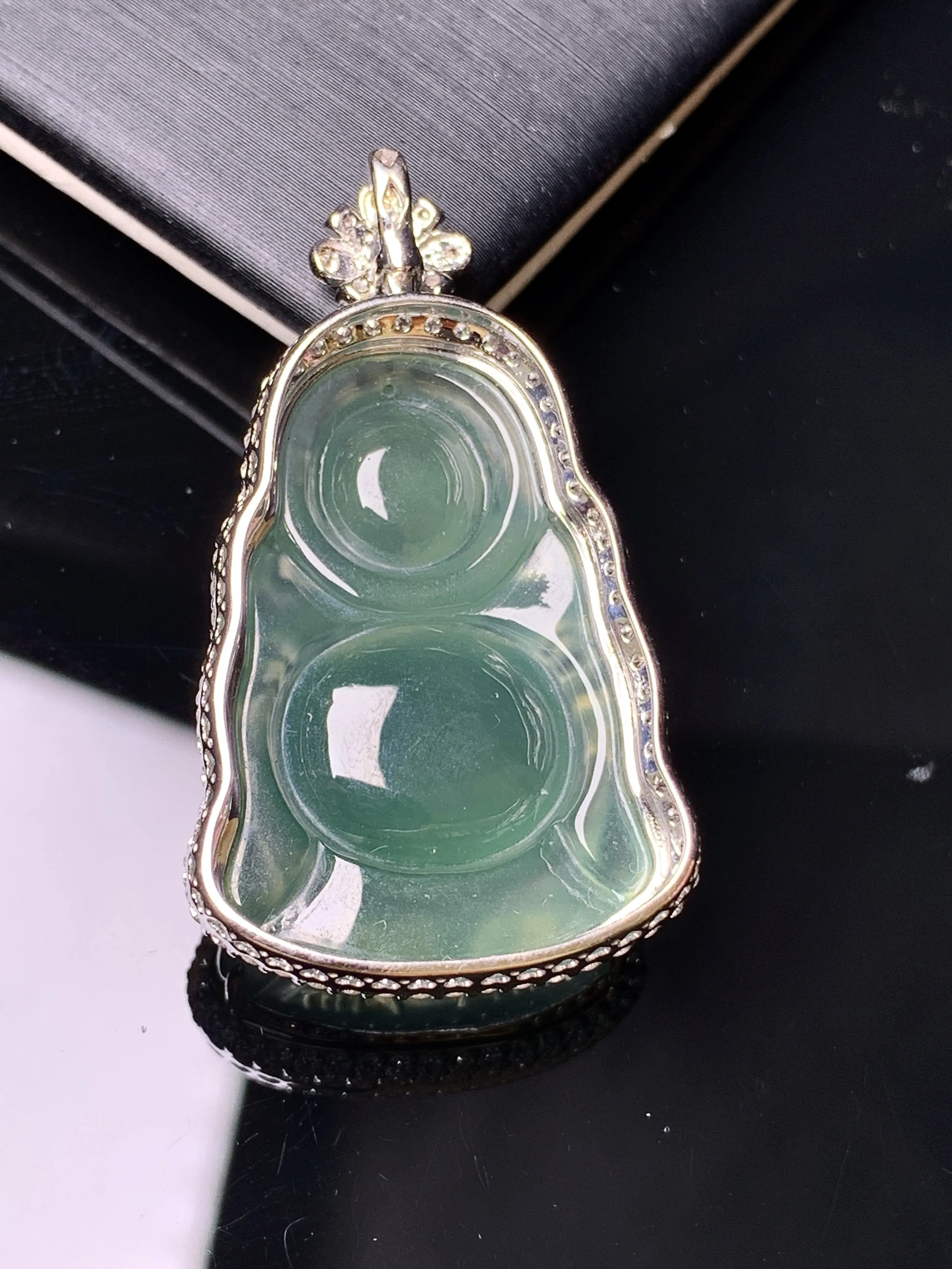 18k金钻镶嵌晴绿佛公吊坠 玉质细腻 色泽艳丽清新 整体尺寸38*21.8*10.5