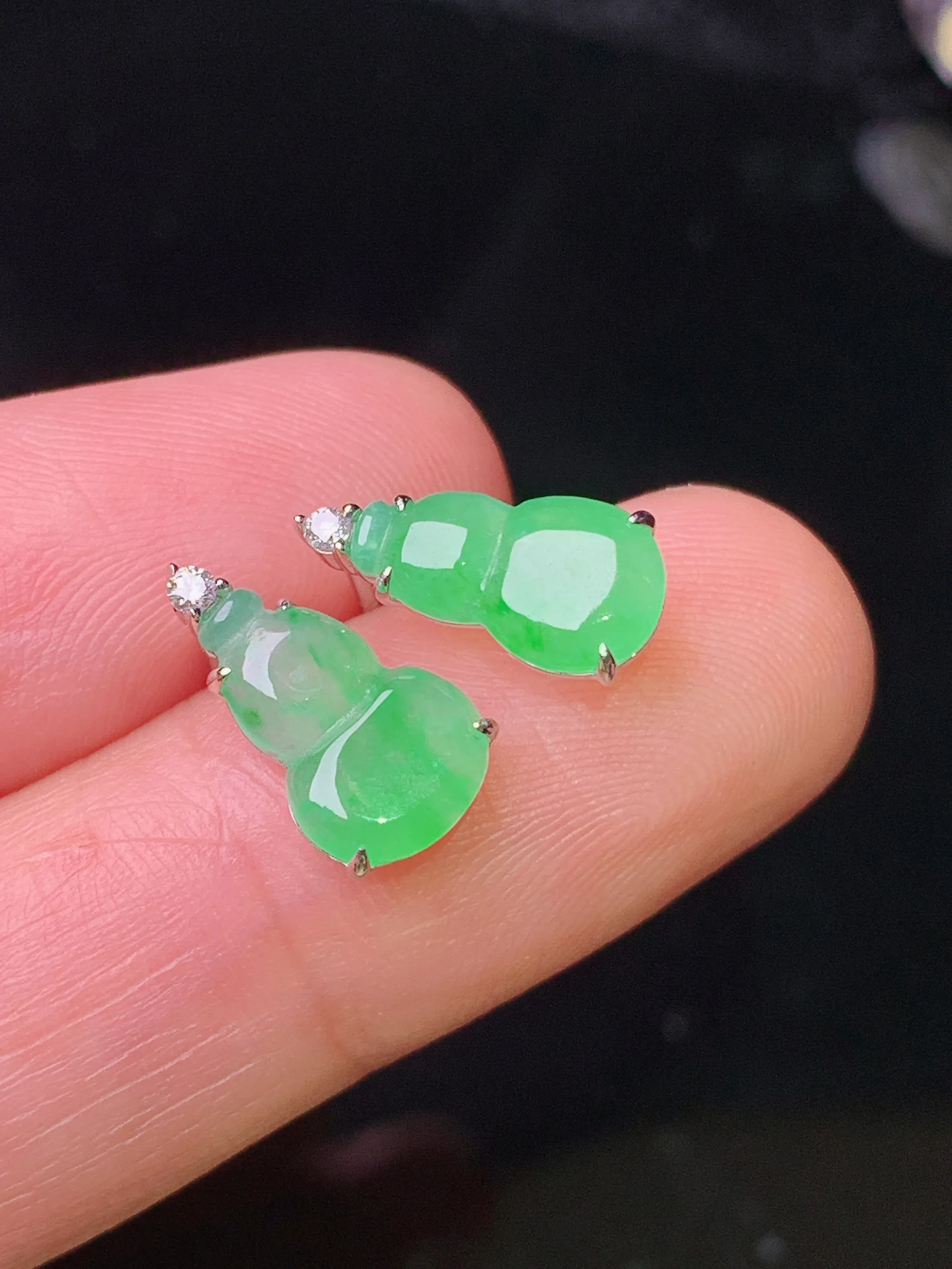 18k金钻镶嵌翠绿葫芦耳钉 玉质细腻 色泽清新艳丽 裸石尺寸10.3*6*2