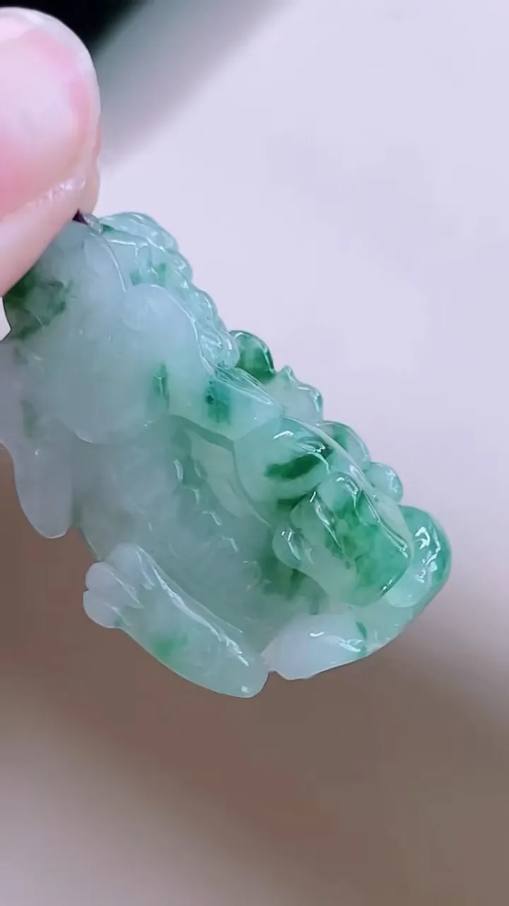 【翡翠名称】老坑种冰飘花貔貅吊坠挂件
【翡翠尺寸】35/18.8/11mm
【翡翠描述】宝贝种老水足，玉质细腻，色泽靓丽，性价比高，佩戴效果好！
【其它赠送】权威证书/精美挂绳/盒子/支持全国复检(七天无理由退换货买家只须付来回邮费即可）