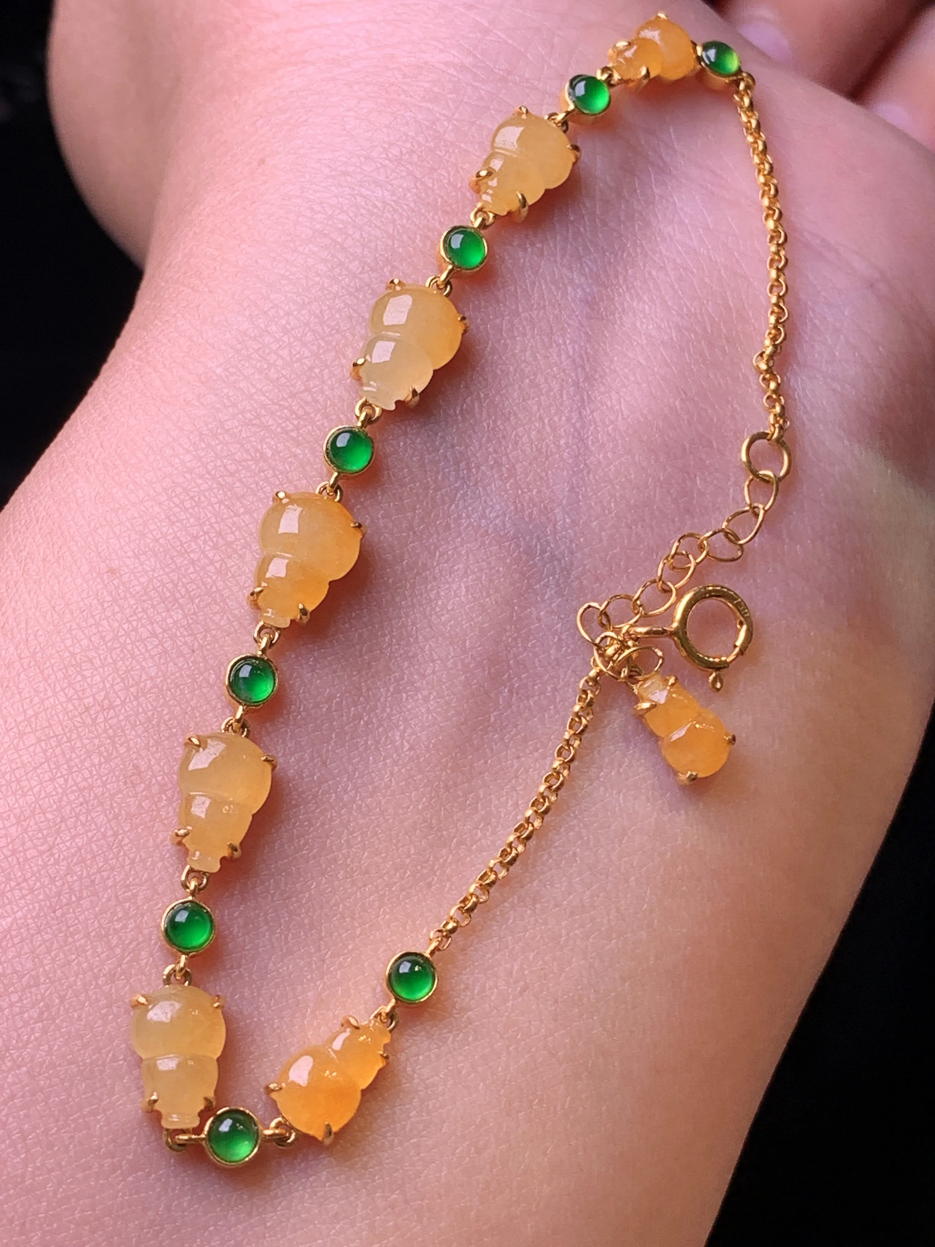 18k金镶嵌黄翡葫芦手链 玉质细腻 色泽艳丽清新 裸石尺寸7.8*5.6*2.5