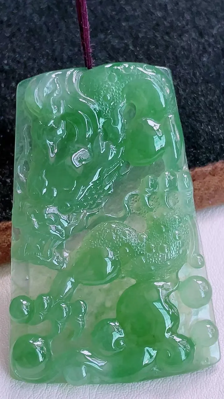 【翡翠名称】老坑种冰晴绿大龙牌翡翠吊坠挂件
【翡翠尺寸】60.8/40.5/5.8mm
【翡翠描述】