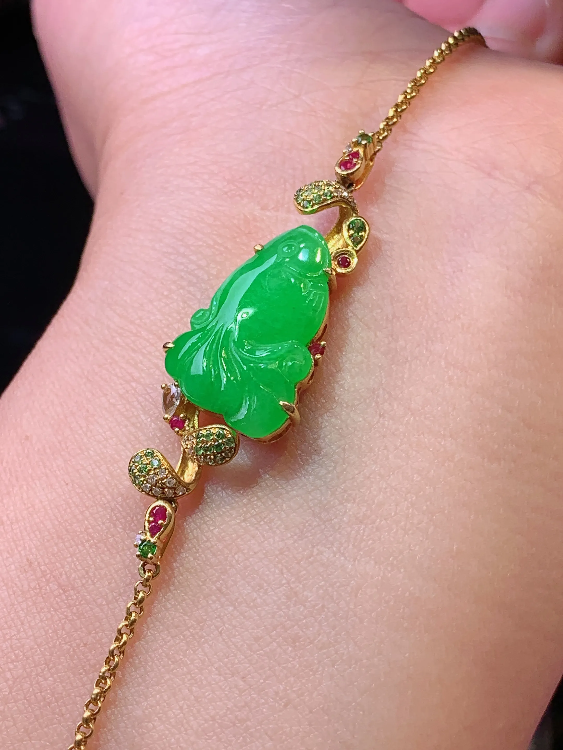 18k金钻镶嵌满绿金鱼手链 玉质细腻 色泽艳丽清新 裸石尺寸18*11.8*3