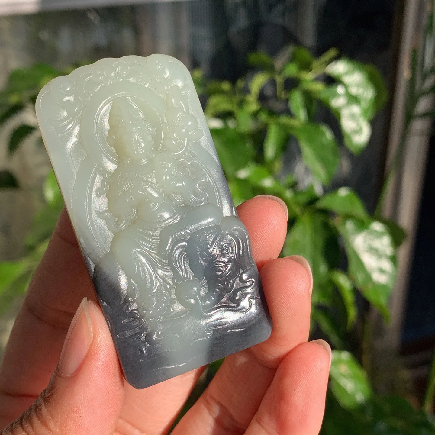 和田玉白玉青花普贤菩萨牌子挂件。尺寸65/32/12重56克。玉质细腻油润。手推出油。品相大气。lt