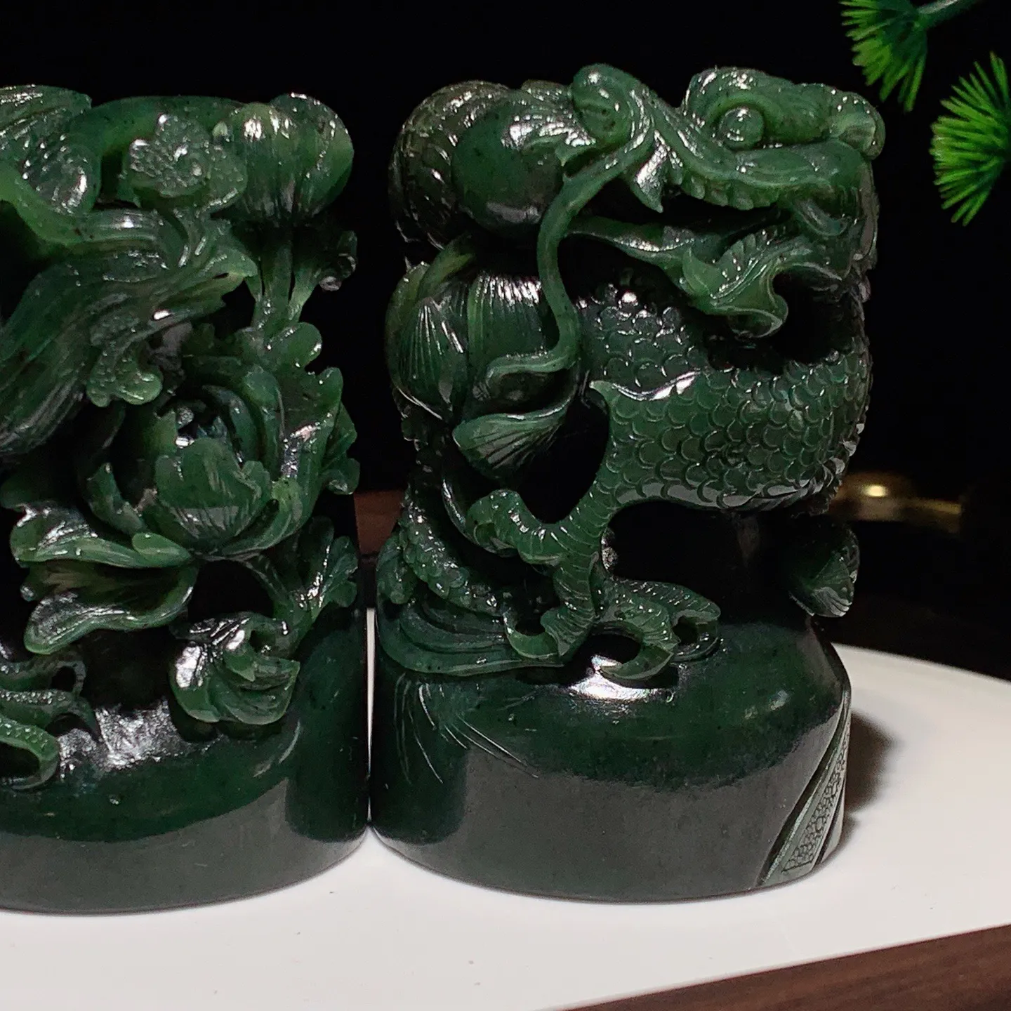 和田玉菠菜绿俄罗斯碧玉龙凤对印章摆件。龙尺寸86/55重460克。凤尺寸81/56重398克。玉质细腻油润。手推出油。品相大气。lt251120