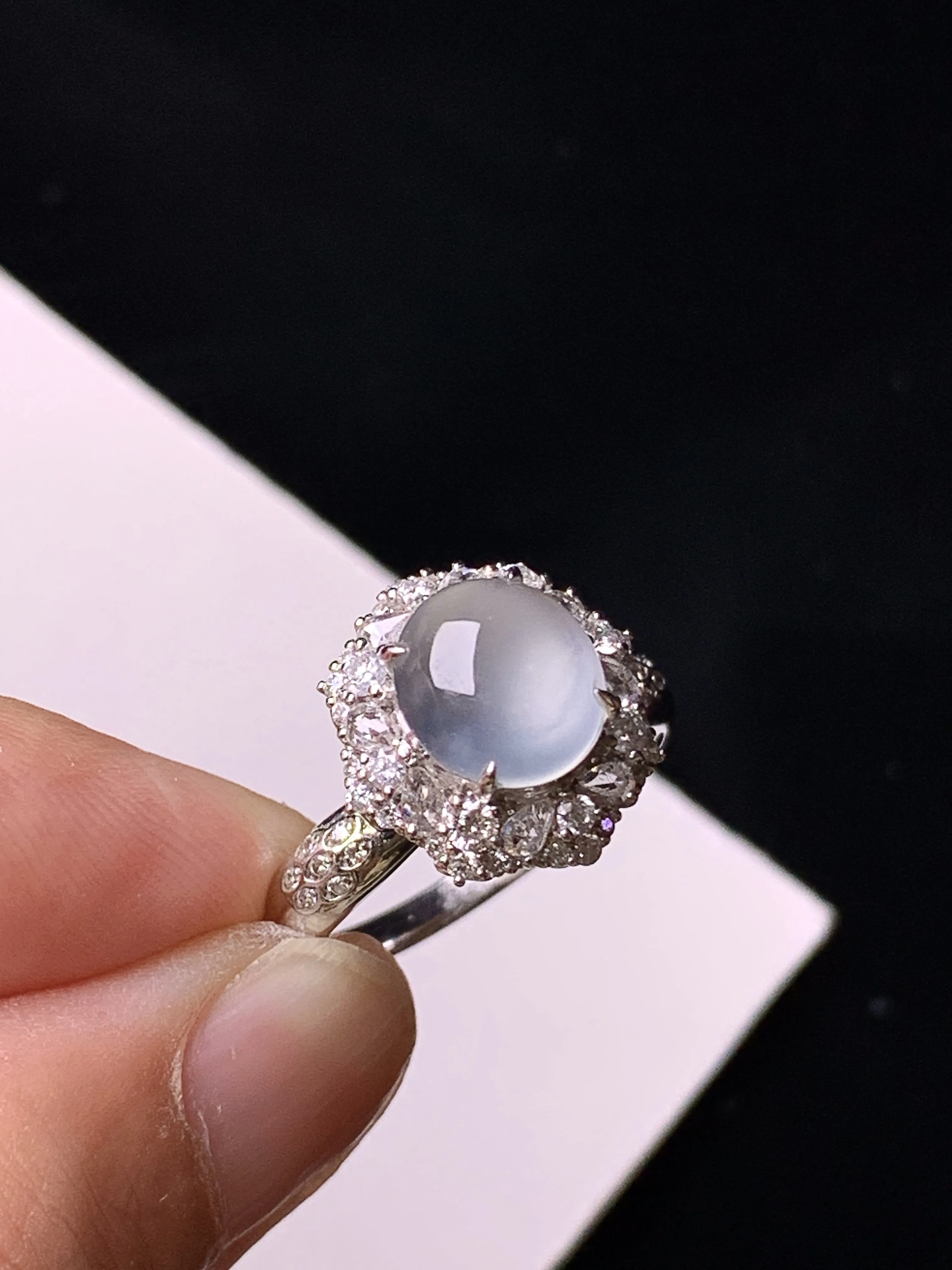 18k金钻镶嵌冰种蛋面戒指 玉质细腻 色泽清新艳丽 圈口14 整体尺寸13.3*12.8*10.8