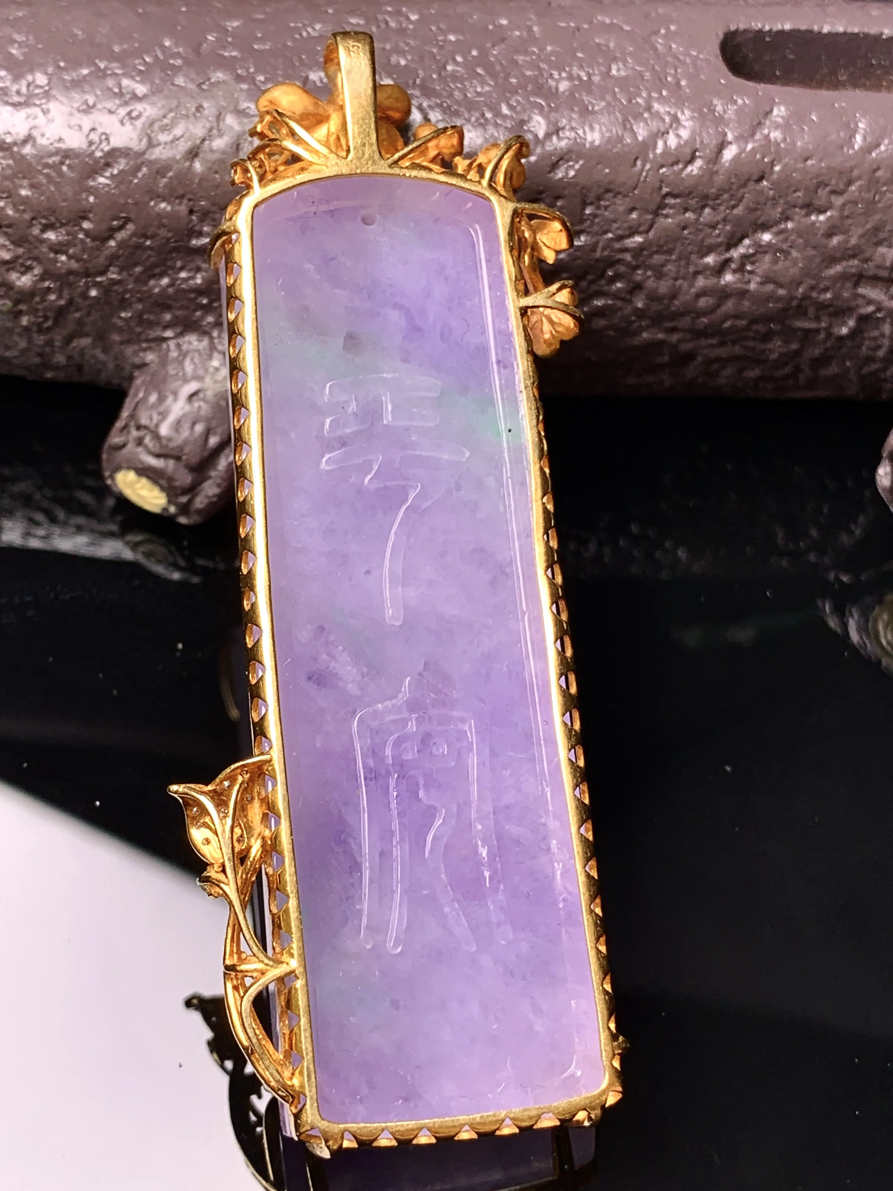 18k金钻镶嵌紫罗兰花件牌吊坠 玉质细腻 色泽艳丽清新 整体尺寸65*22.5*8.5