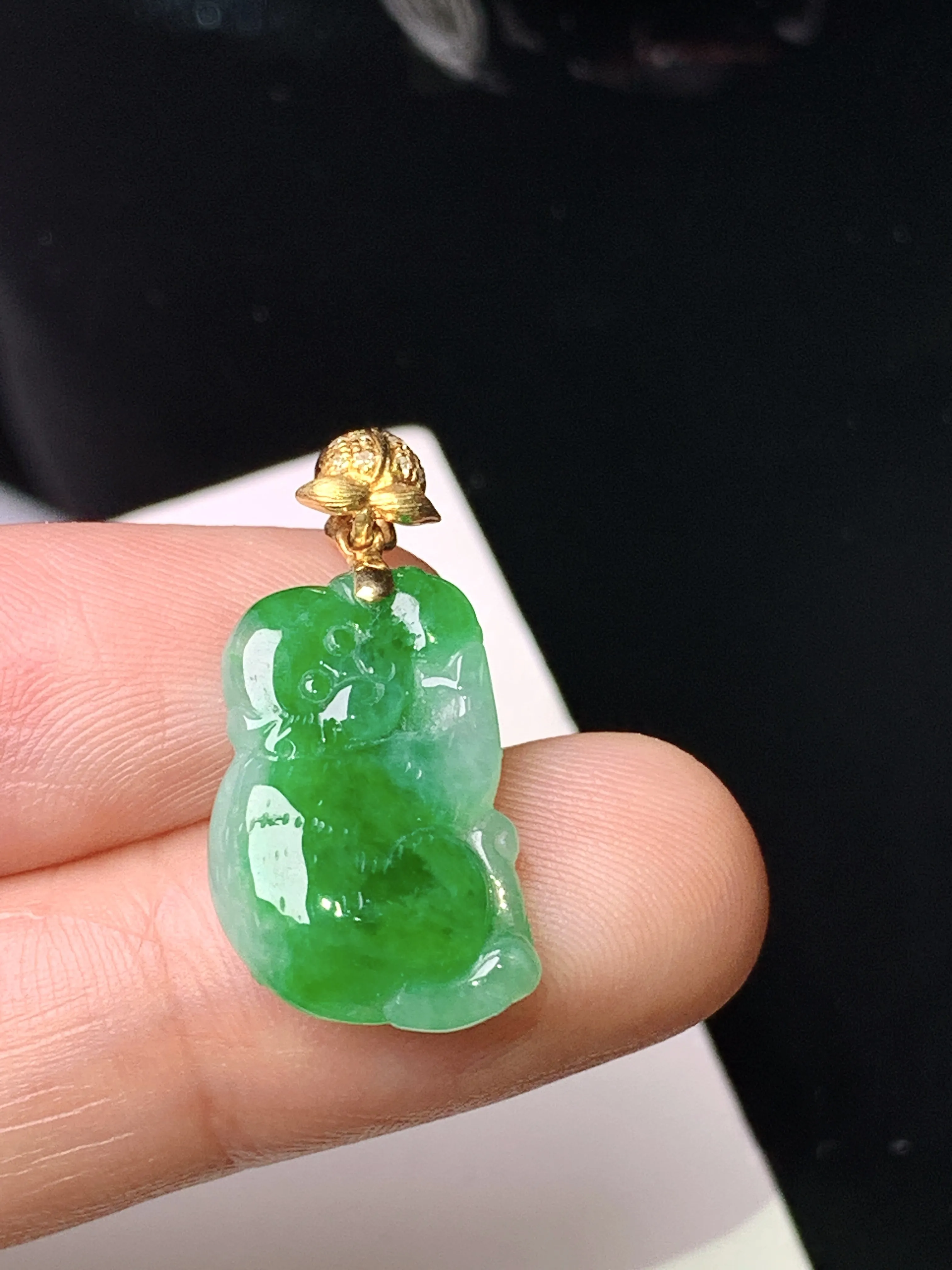 18k金镶嵌飘绿猴子吊坠 玉质细腻 色泽清新艳丽 整体尺寸25.7*12*4.6