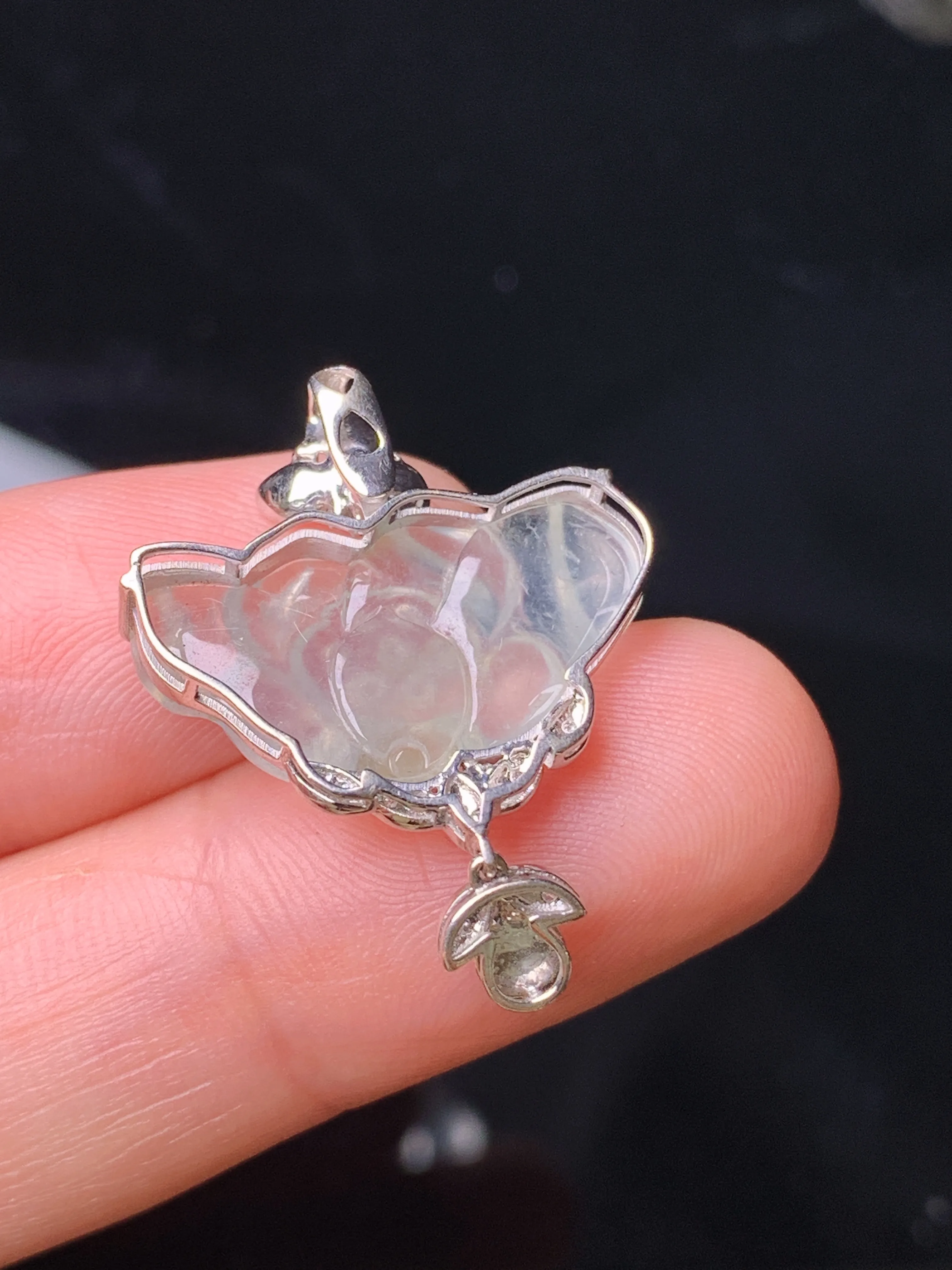 18k金钻镶嵌冰种莲花吊坠 玉质细腻 色泽艳丽清新 整体尺寸28*20.5*4.8