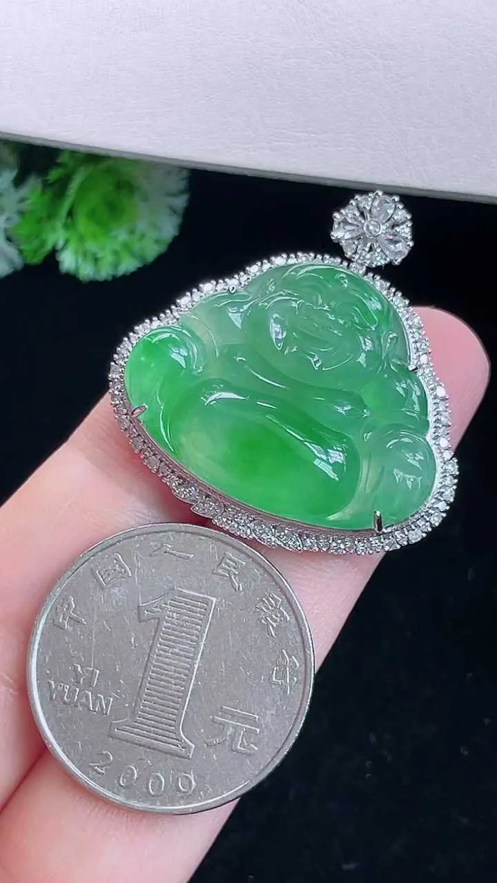 【翡翠名称】18k金镶冰阳绿佛公翡翠吊坠挂件
【翡翠尺寸】含金32.9/32/10.5mm
【翡翠描述】宝贝种老水足，玉质细腻，色泽靓丽，性价比高，佩戴效果好！
【其它赠送】权威证书/精美挂绳/盒子/支持全国复检 !