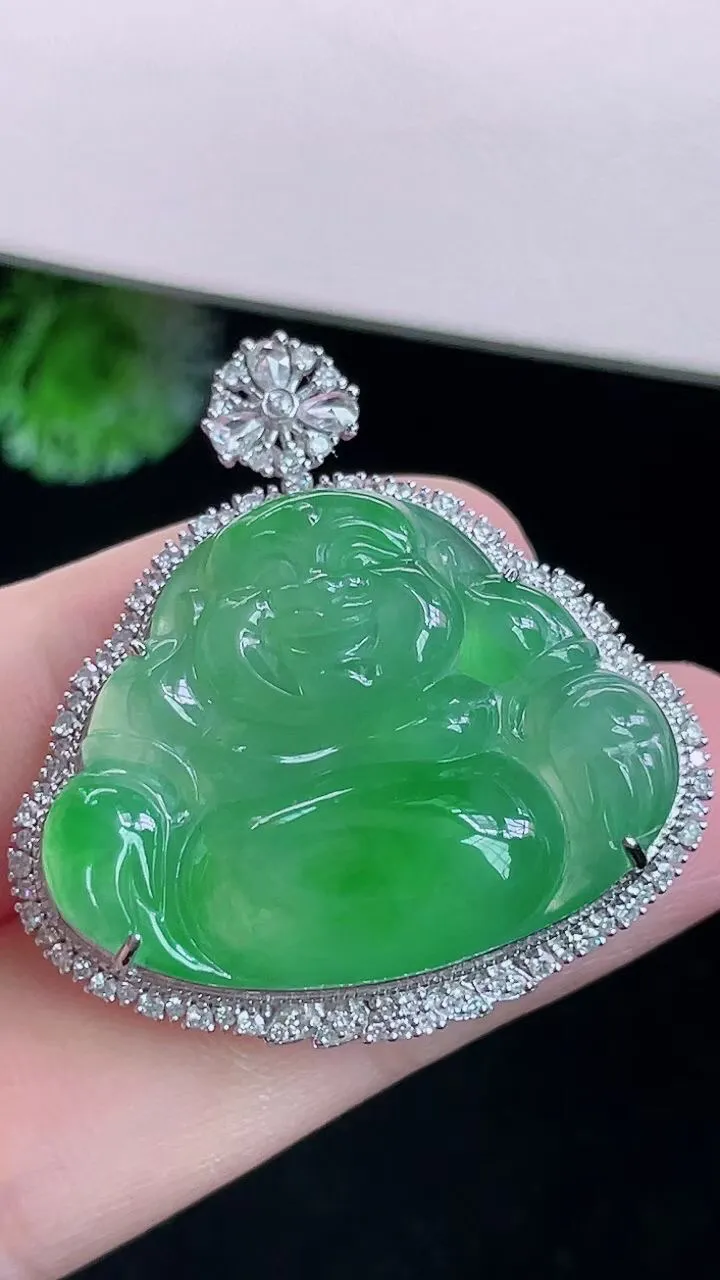 【翡翠名称】18k金镶冰阳绿佛公翡翠吊坠挂件
【翡翠尺寸】含金32.9/32/10.5mm
【翡翠描述】宝贝种老水足，玉质细腻，色泽靓丽，性价比高，佩戴效果好！
【其它赠送】权威证书/精美挂绳/盒子/支持全国复检 !