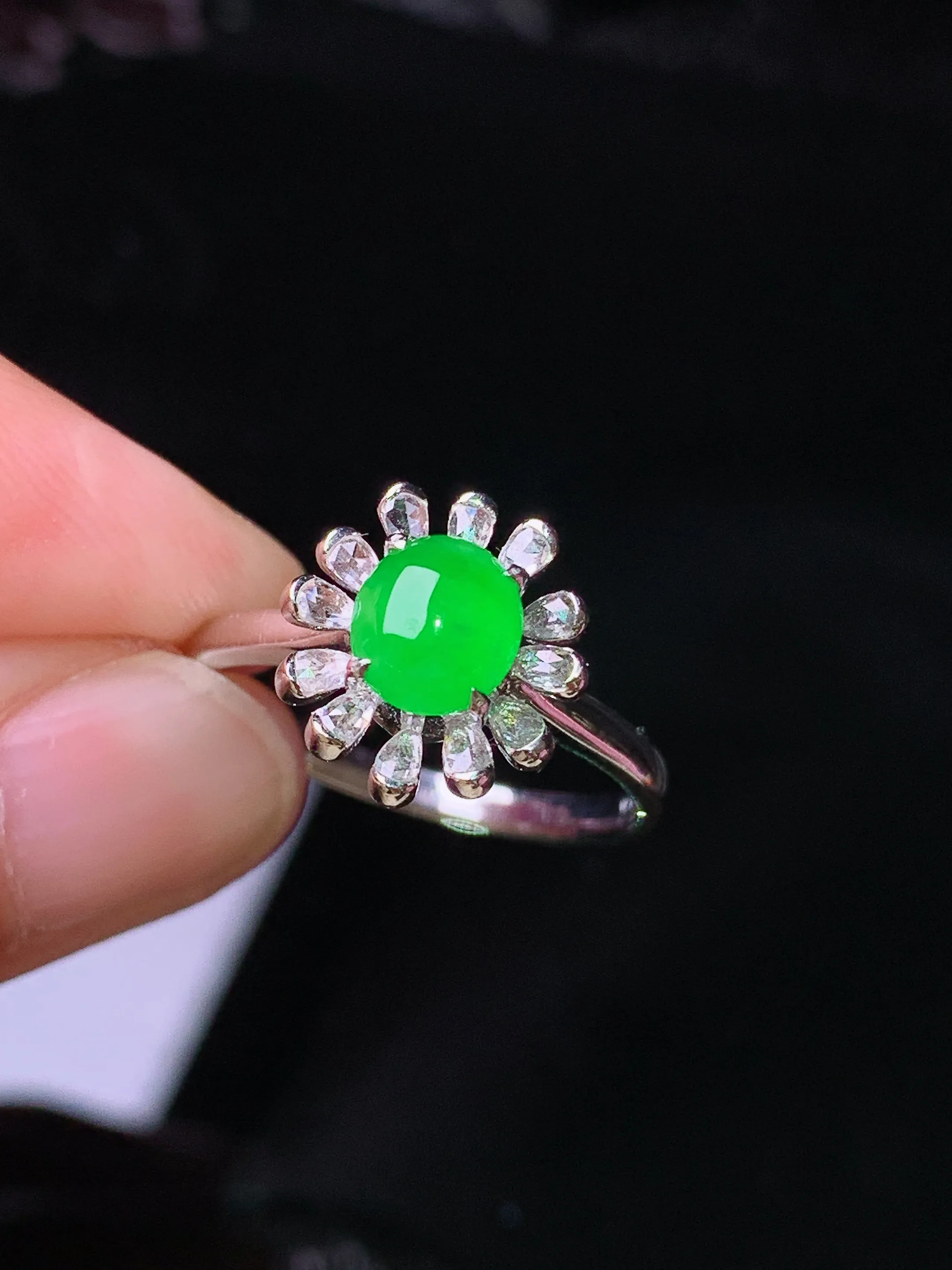 18k金钻镶嵌满绿蛋面 玉质细腻 色泽艳丽清新 圈口14.5 整体尺寸11.7*11*8