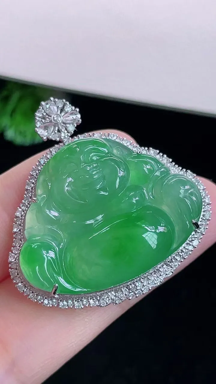 【翡翠名称】18k金镶冰阳绿佛公翡翠吊坠挂件
【翡翠尺寸】含金32.9/32/10.5mm
【翡翠描述】宝贝种老水足，玉质细腻，色泽靓丽，性价比高，佩戴效果好！
【其它赠送】权威证书/精美挂绳/盒子/支持全国复检 !