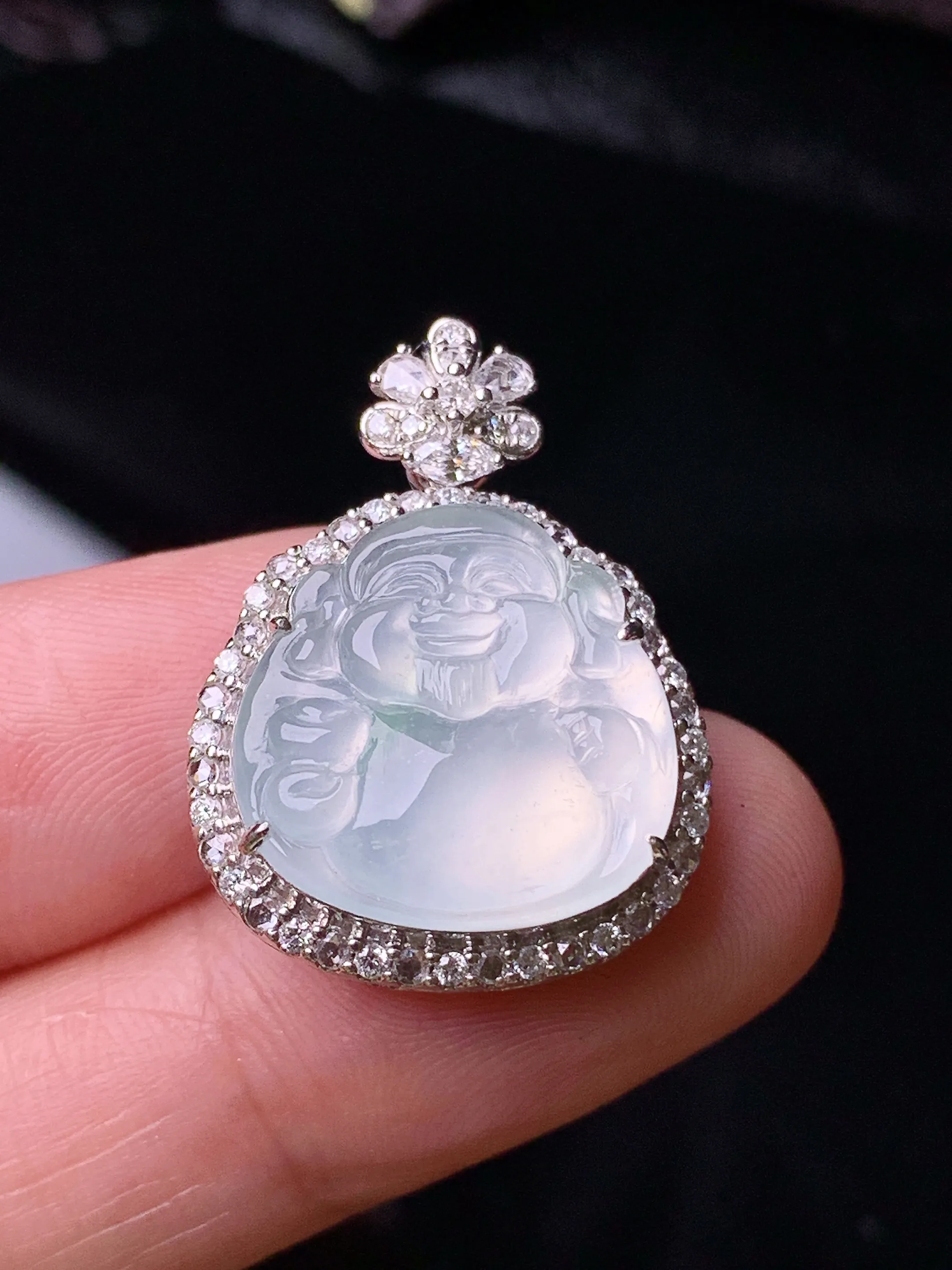 18k金钻镶嵌冰种财神吊坠 玉质细腻 色泽清新艳丽 整体尺寸26*19*9.3