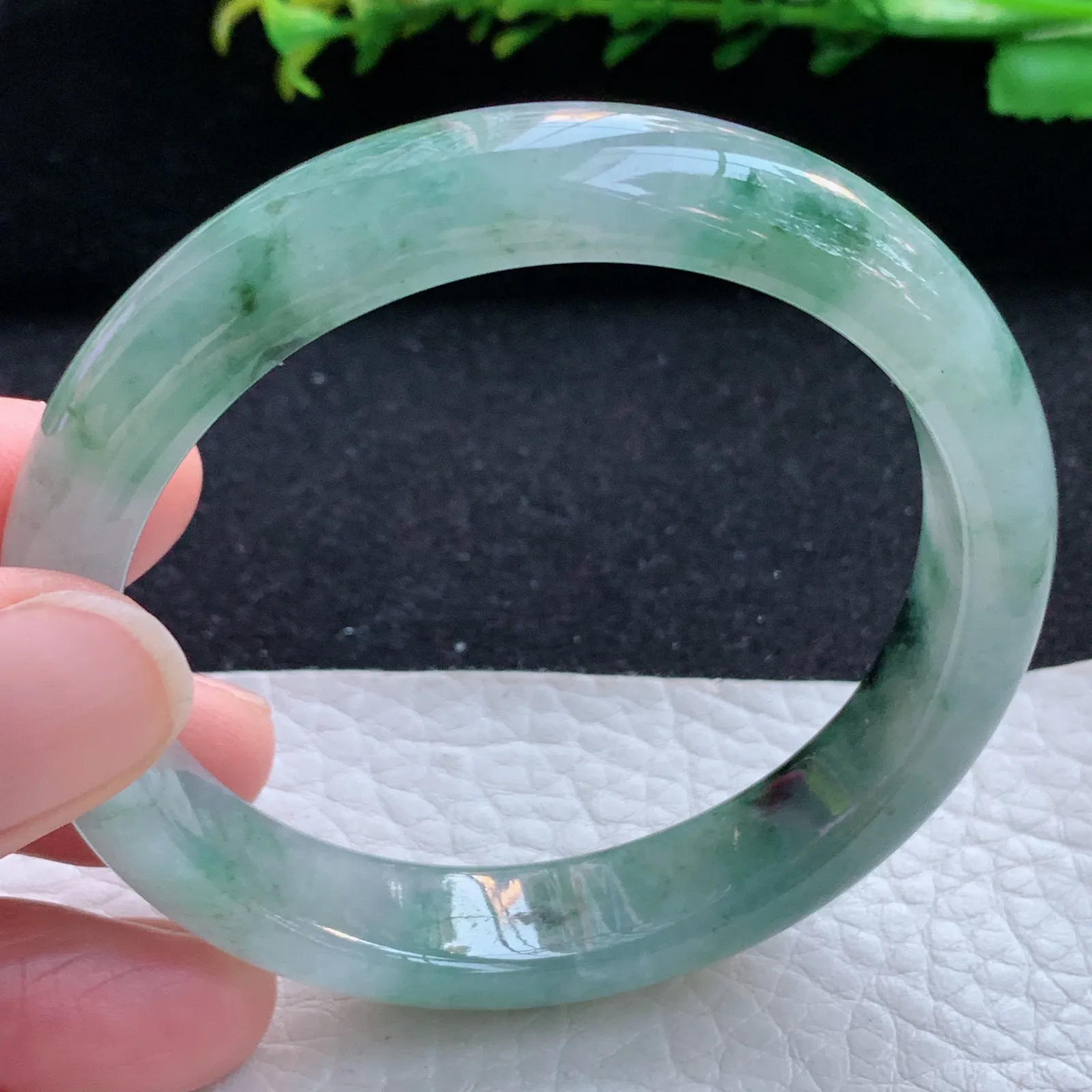 n自然光54.5*11.6*7平安镯 缅甸翡翠a货玉手镯冰飘花宽边玉手环 美人镯