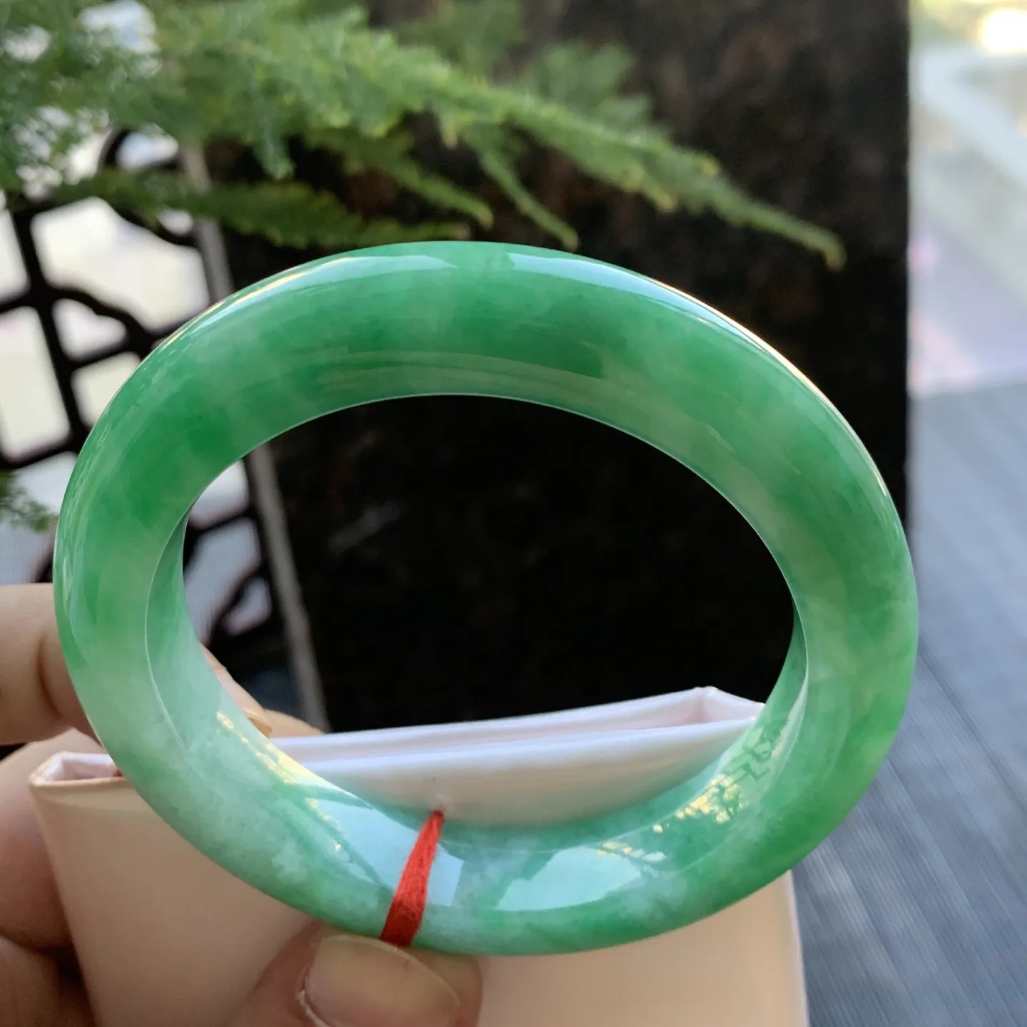 正圈满绿 无瑕 尺寸:54.6/12.1/9.9 满色