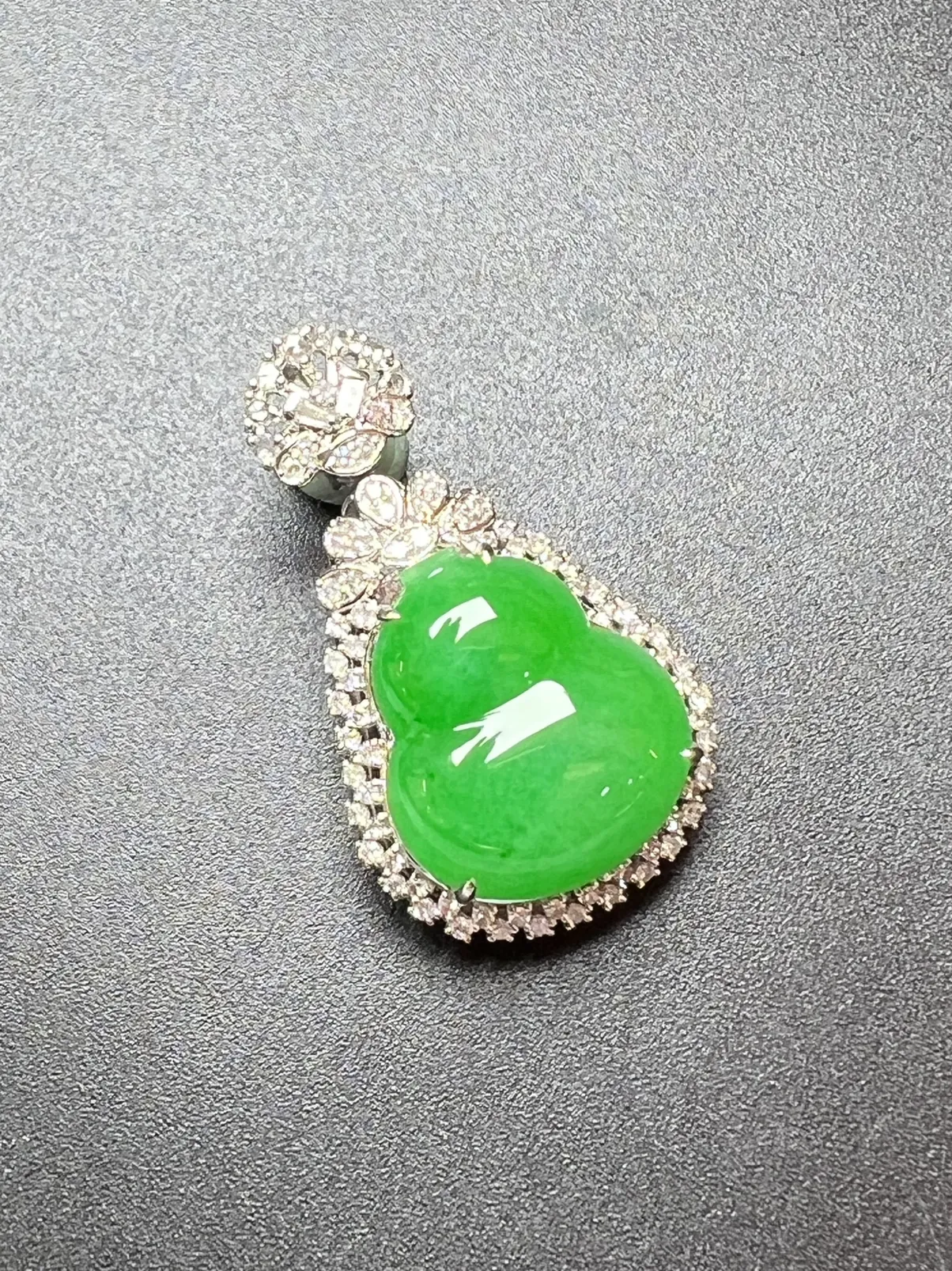 满绿葫芦品相好、饱满，整体尺寸32*19*10.6 裸石尺寸17.3*15*5