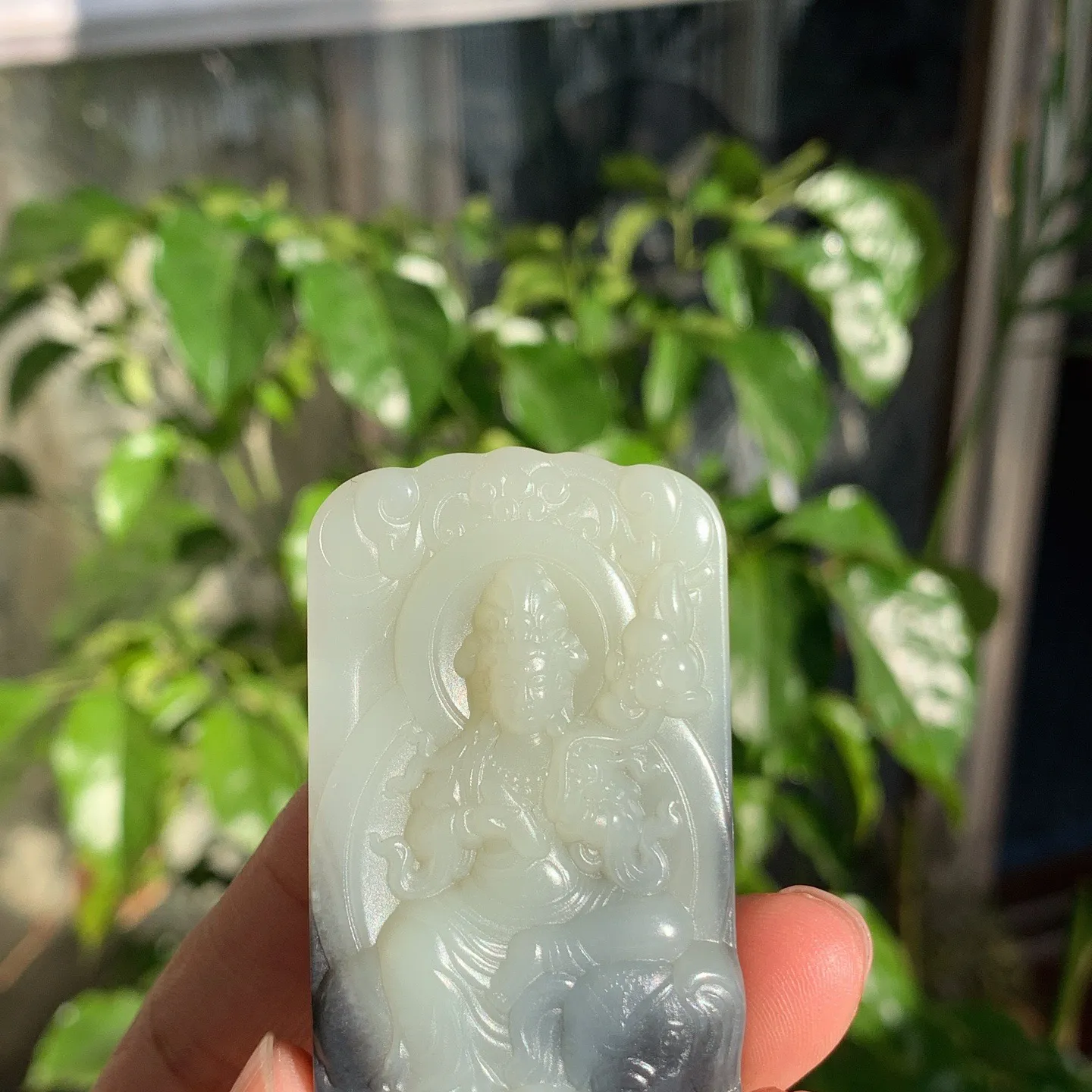 和田玉白玉青花普贤菩萨牌子挂件。尺寸65/32/12重56克。玉质细腻油润。手推出油。品相大气。lt251120