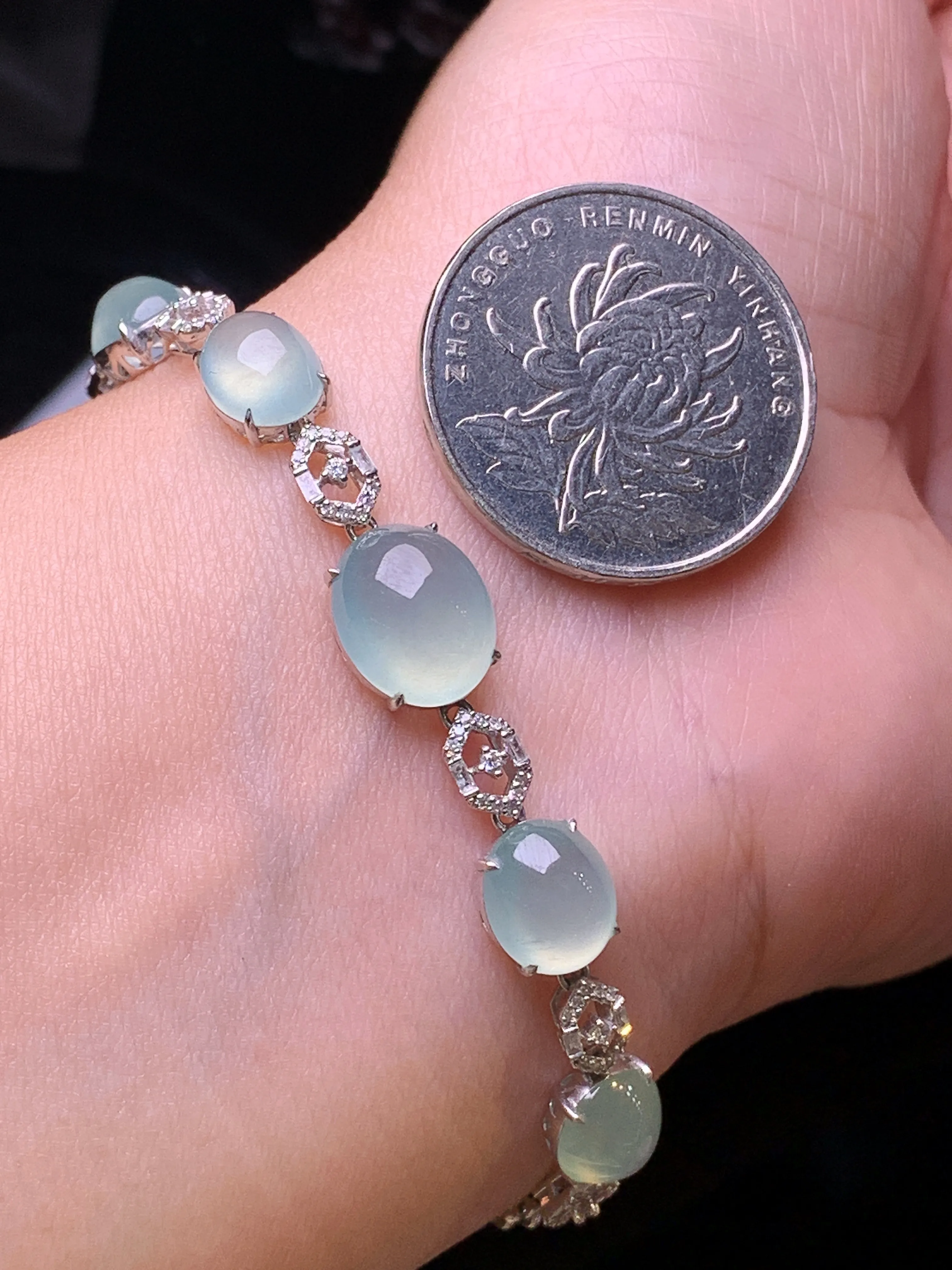 18k金钻镶嵌冰种浅绿蛋面手链 玉质细腻 色泽清新艳丽 整体尺寸87*9*6.8