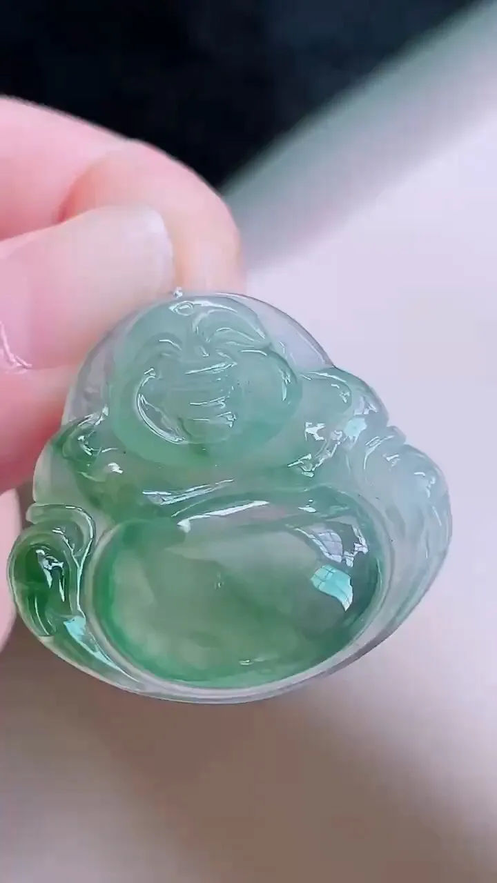 【翡翠名称】老坑种冰飘花翡翠佛公吊坠
【翡翠尺寸】26.9/28.8/5.6mm
【翡翠描述】宝贝种老水足，玉质细腻，色泽靓丽，性价比高，佩戴效果好！
【其它赠送】权威证书/精美挂绳/盒子/支持全国复检(七天无理由退换货买家只须付来回邮费即可）