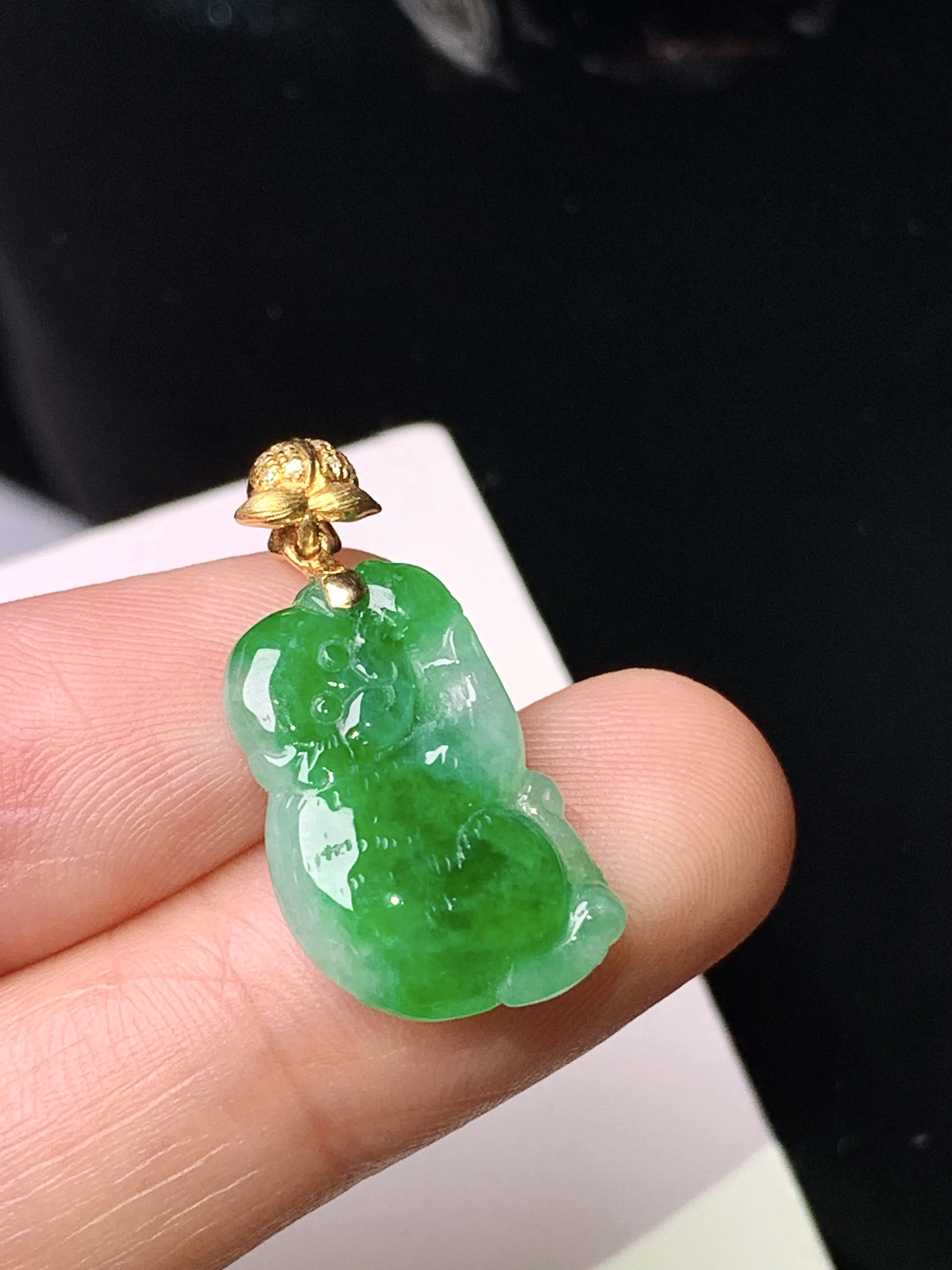 18k金镶嵌飘绿猴子吊坠 玉质细腻 色泽清新艳丽 整体尺寸25.7*12*4.6