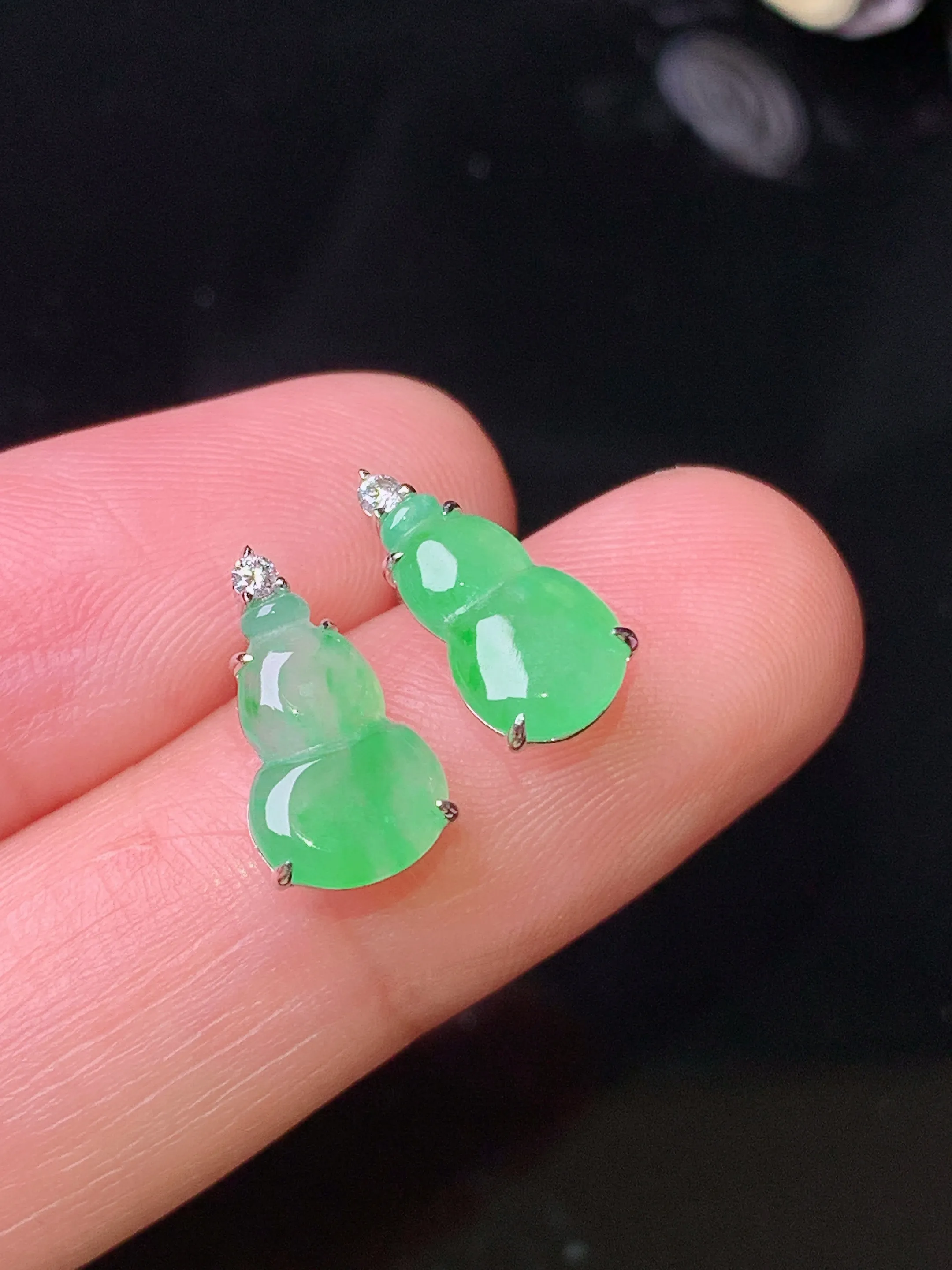 18k金钻镶嵌翠绿葫芦耳钉 玉质细腻 色泽清新艳丽 裸石尺寸10.3*6*2
