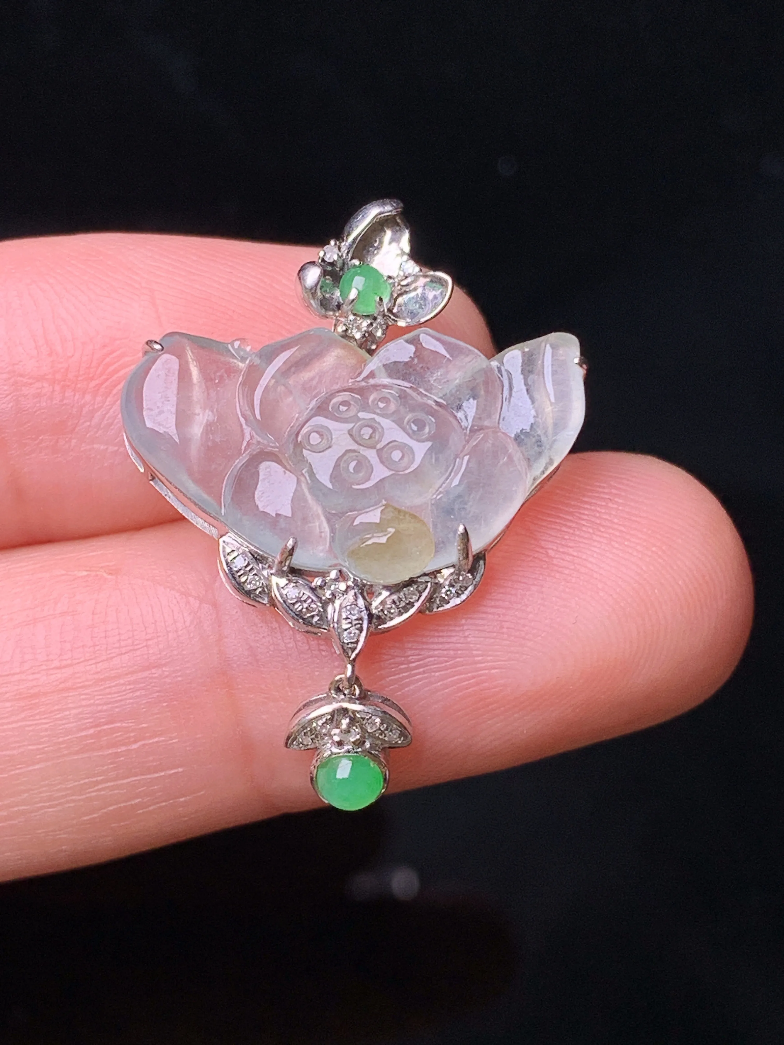 18k金钻镶嵌冰种莲花吊坠 玉质细腻 色泽艳丽清新 整体尺寸28*20.5*4.8