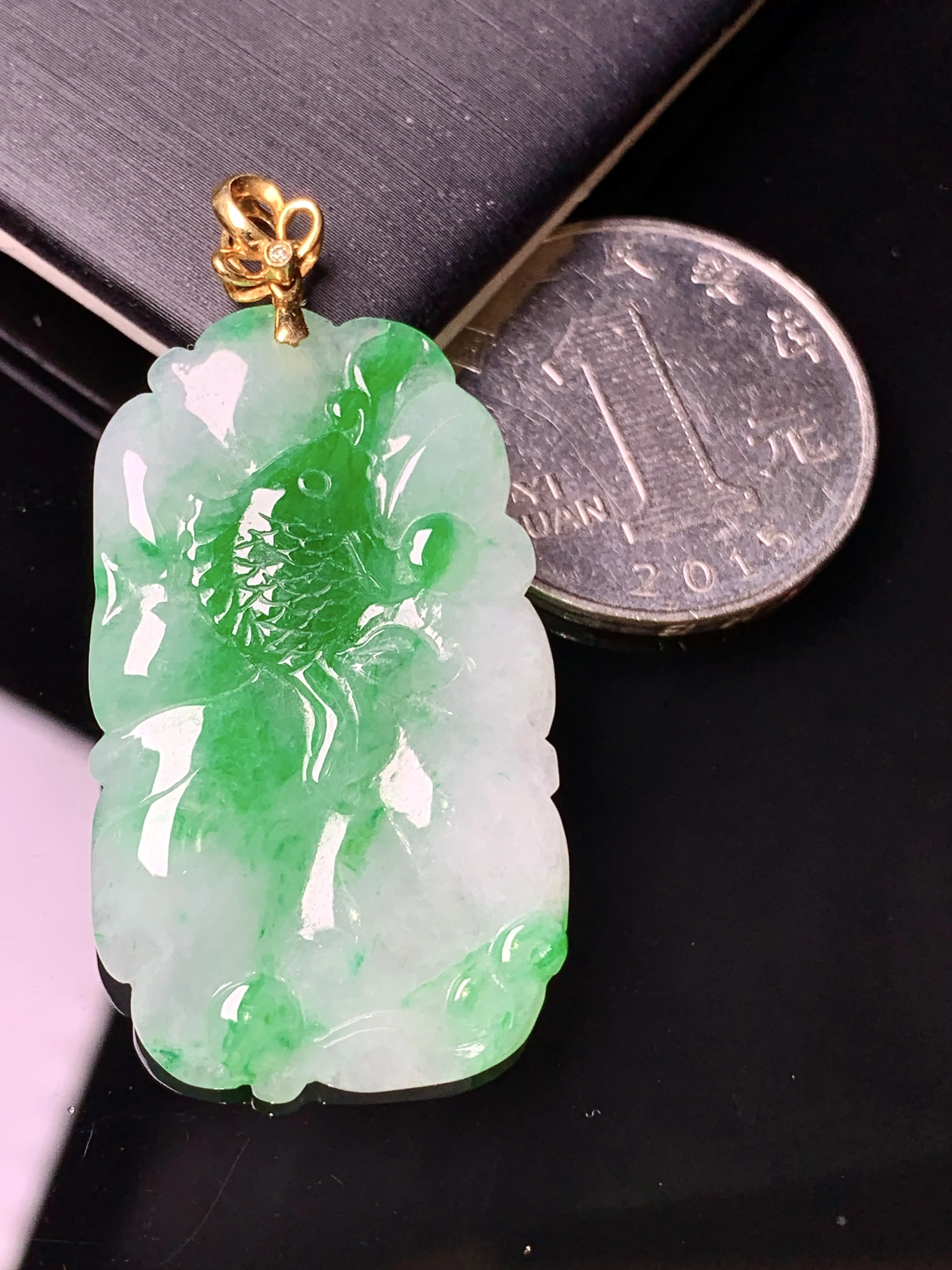 18k金镶嵌飘绿荷叶鱼吊坠 玉质细腻 色泽清新艳丽 整体尺寸44.8*22*3.5