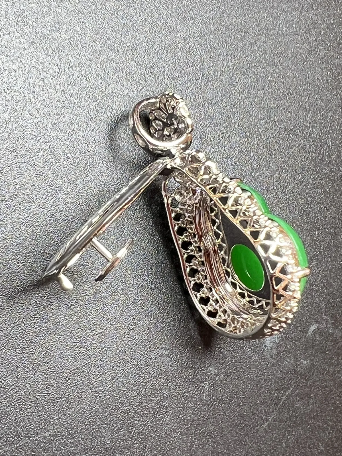 满绿葫芦品相好、饱满，整体尺寸32*19*10.6 裸石尺寸17.3*15*5