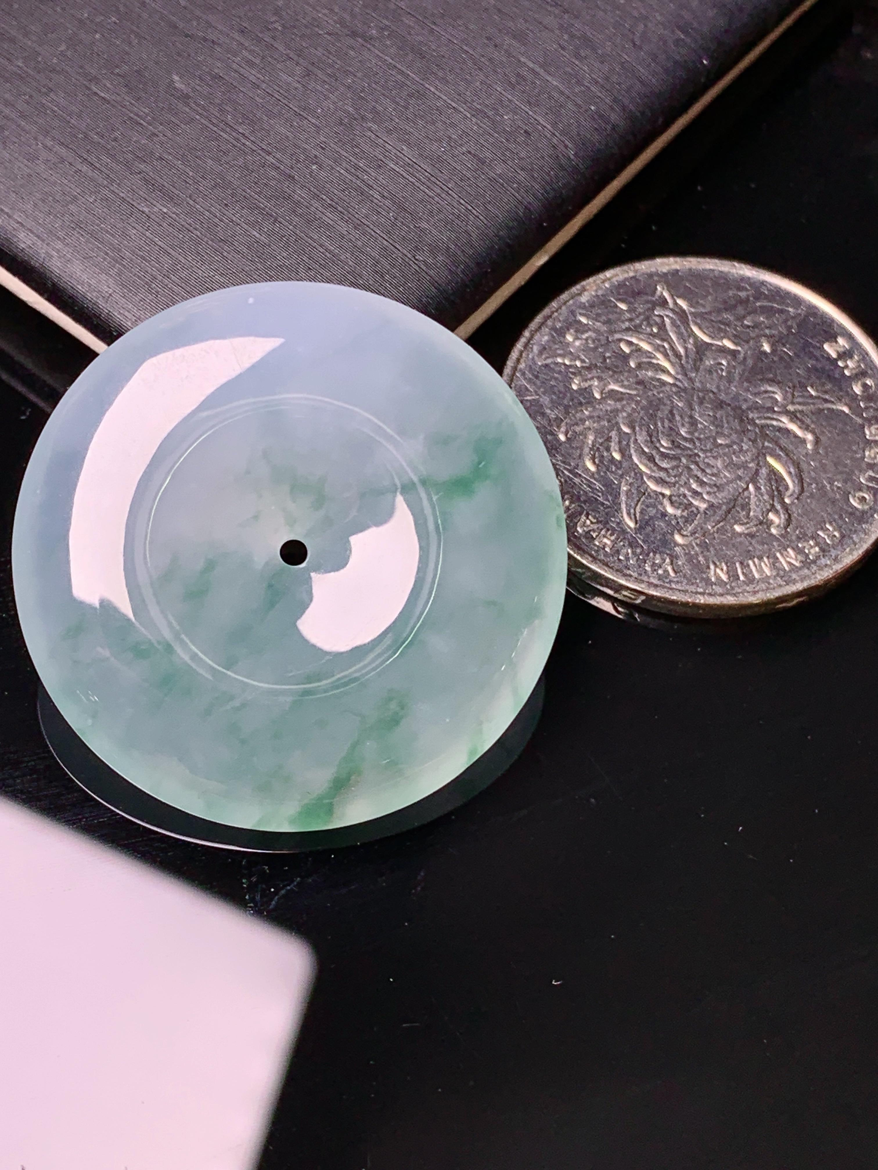 冰种飘绿平安扣吊坠 玉质细腻 色泽清新艳丽 整体尺寸29.8*5.7