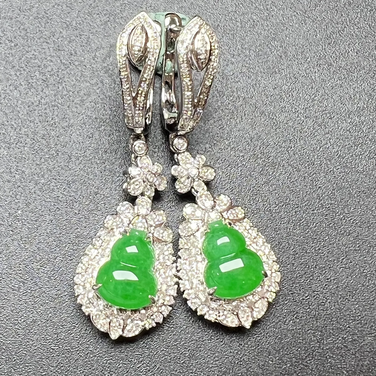 满绿葫芦耳坠整体尺寸38.6*12*7 裸石尺寸8.9*7*2.8