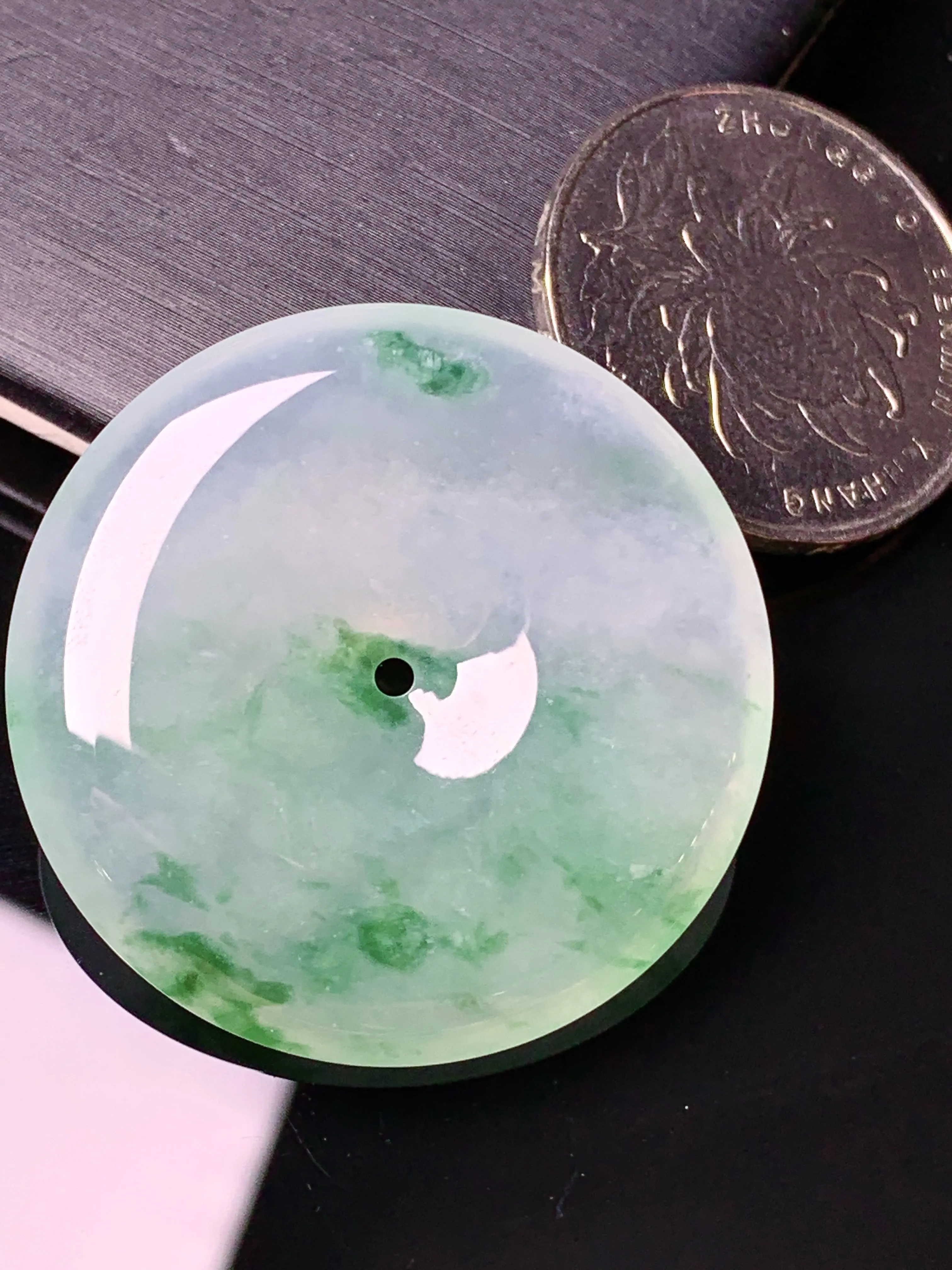 冰种飘绿平安扣吊坠 玉质细腻 色泽清新艳丽 整体尺寸34.3*5.6