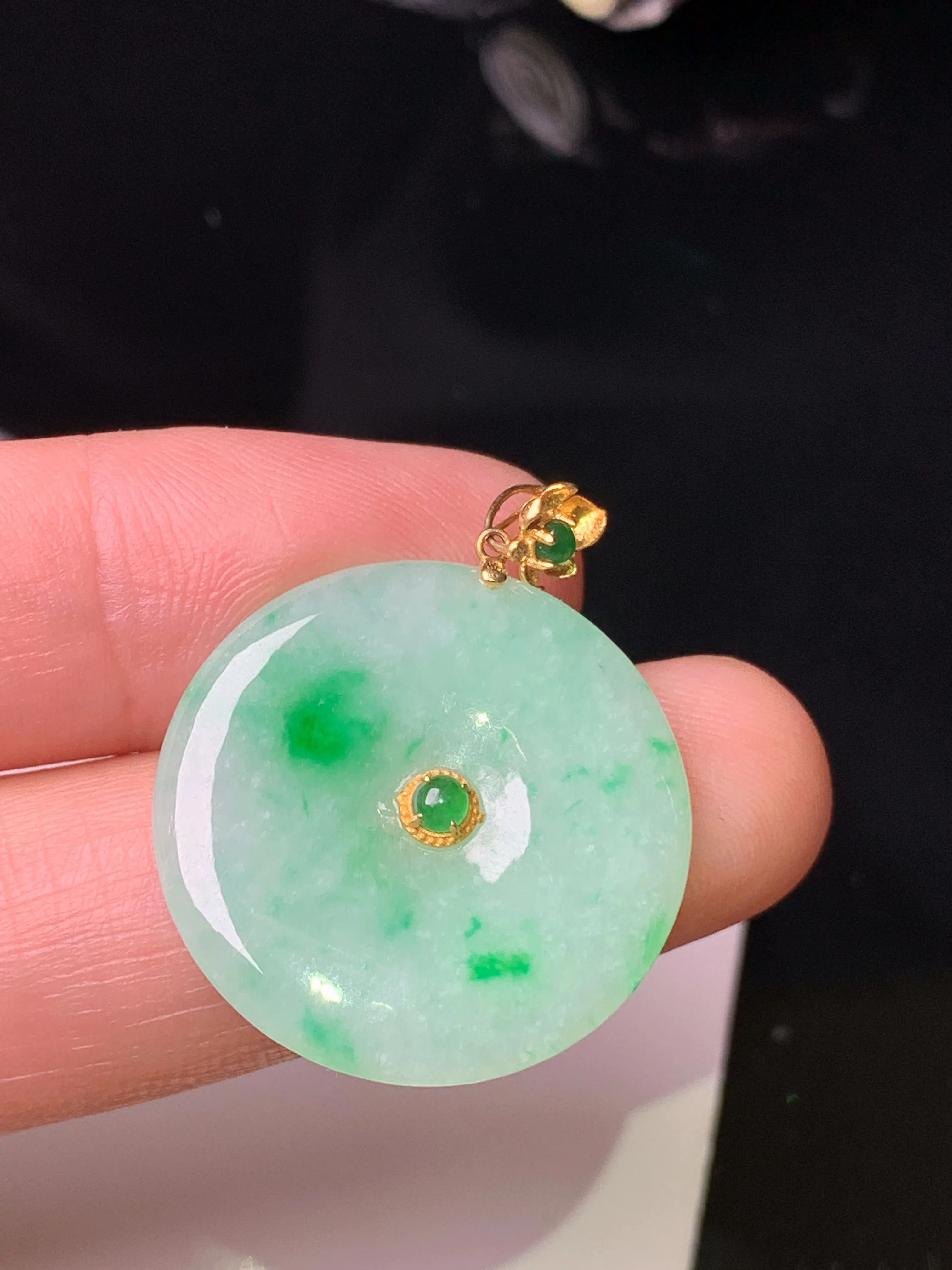 18k金镶嵌飘绿平安扣吊坠 玉质细腻 色泽清新艳丽 整体尺寸29.3*23.3*3