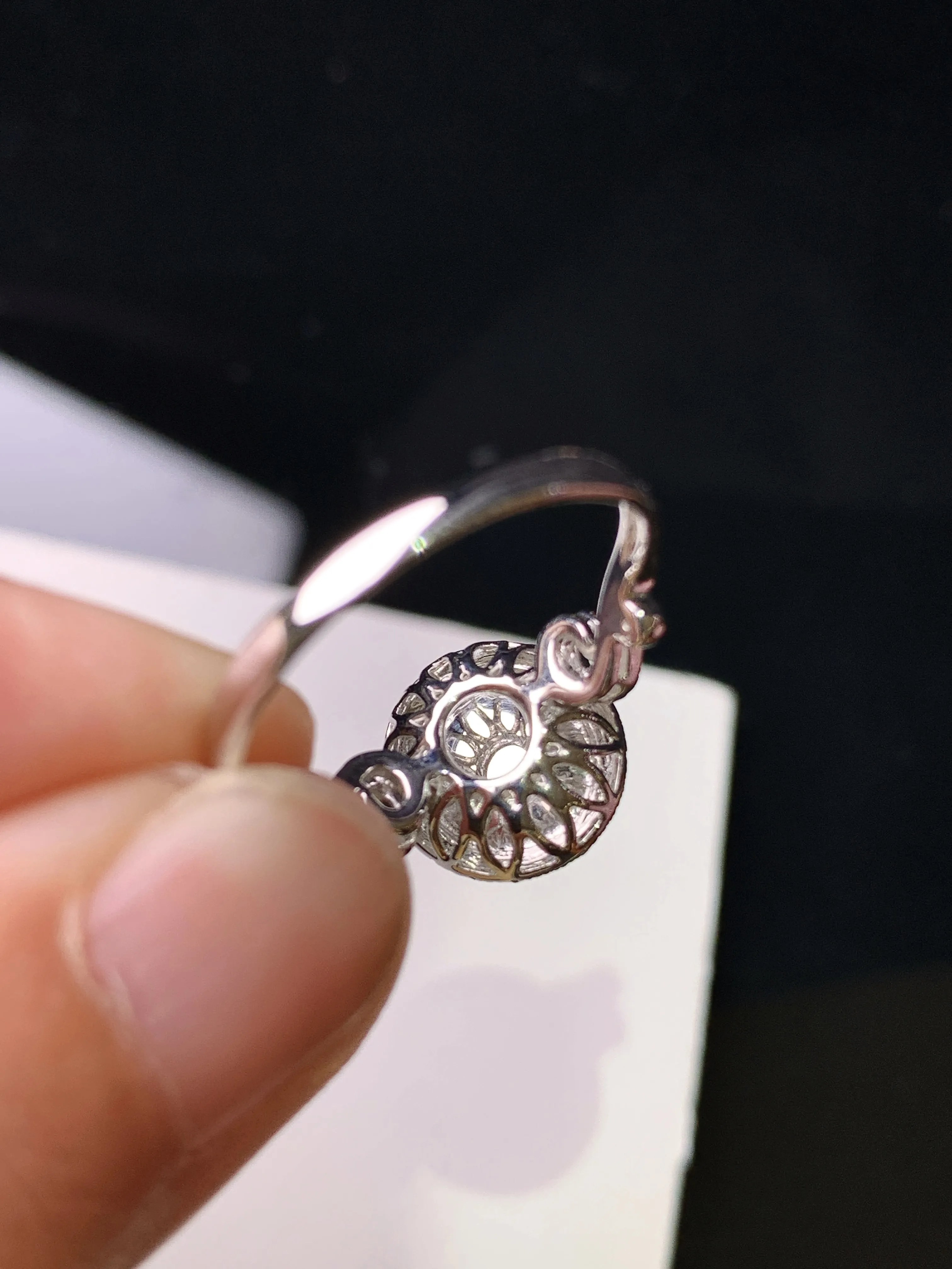 18k金钻镶嵌冰种蛋面戒指 玉质细腻 色泽艳丽清新 圈口14.5 整体尺寸10.5*10*9.8