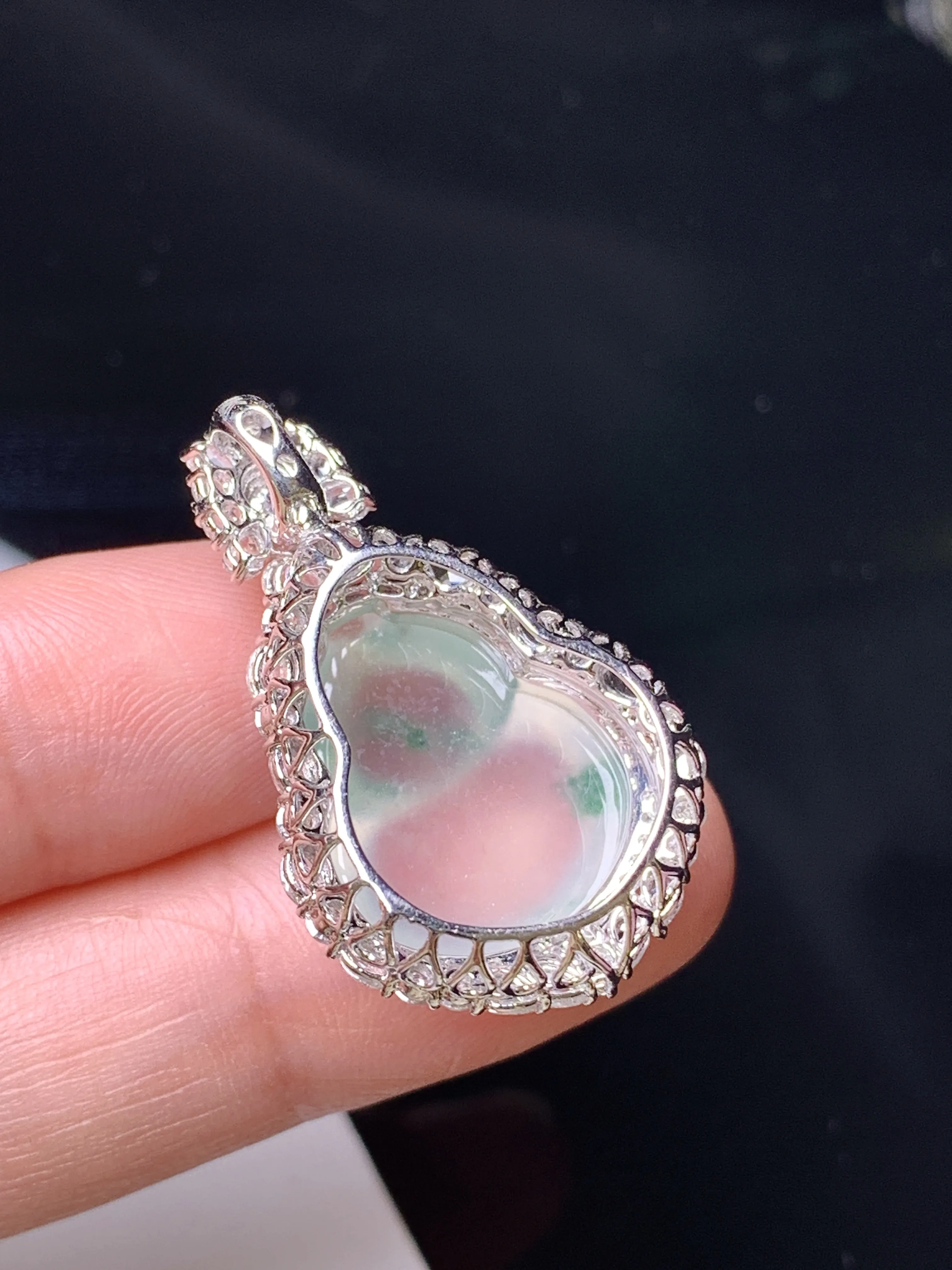 18k金钻镶嵌冰种葫芦吊坠 玉质细腻 色泽清新艳丽 整体尺寸31*19*12.2