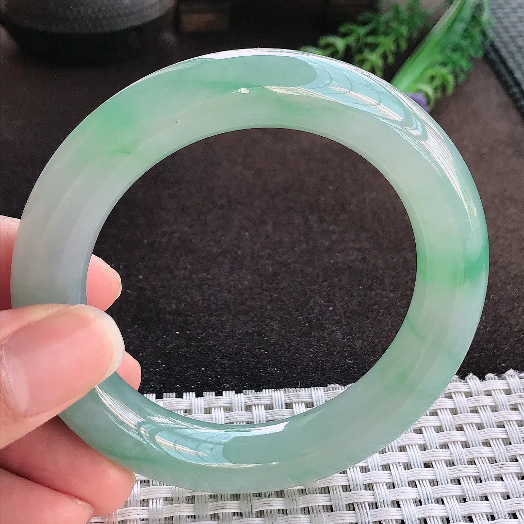 天然a货翡翠56.5/12.4/12老坑冰胶果冻飘阳绿胖圆条手镯玉手镯