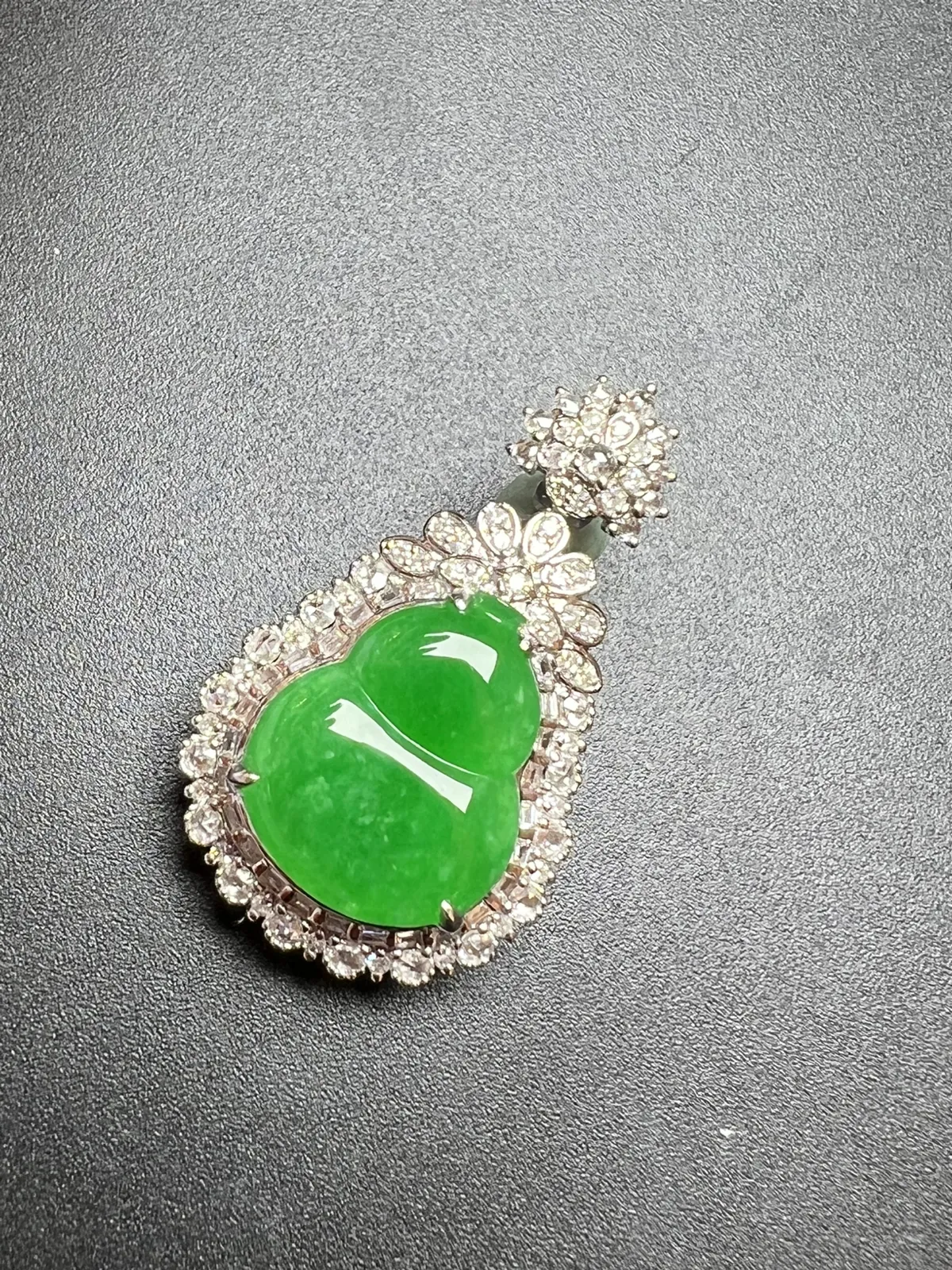 满色葫芦整体尺寸33.5*20.1*10.9 裸石尺寸16.5*13.5*2.8